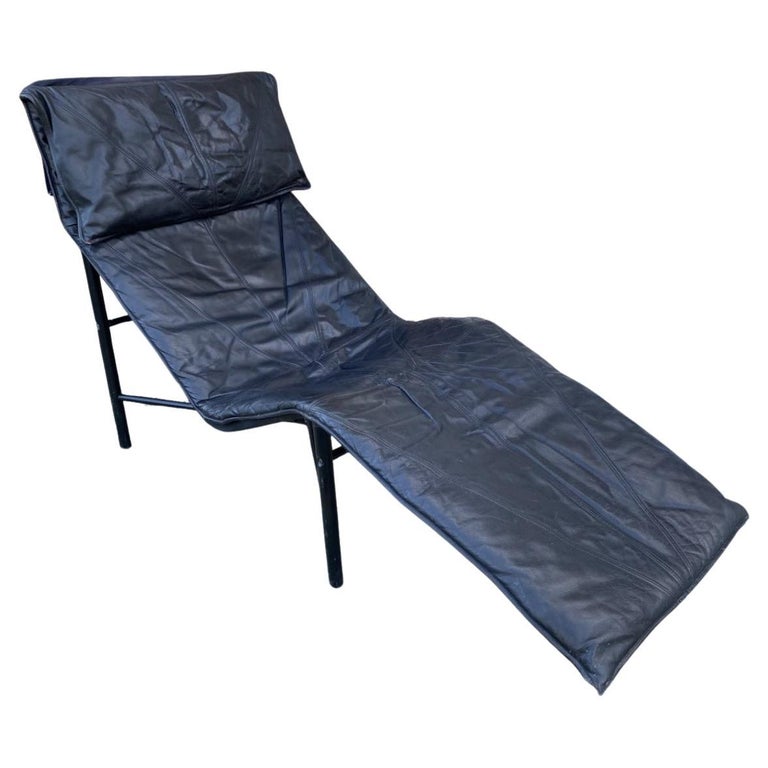Swedish black leather "Skye" chaise lounge Chair by Tord Bjorklund For Sale  at 1stDibs