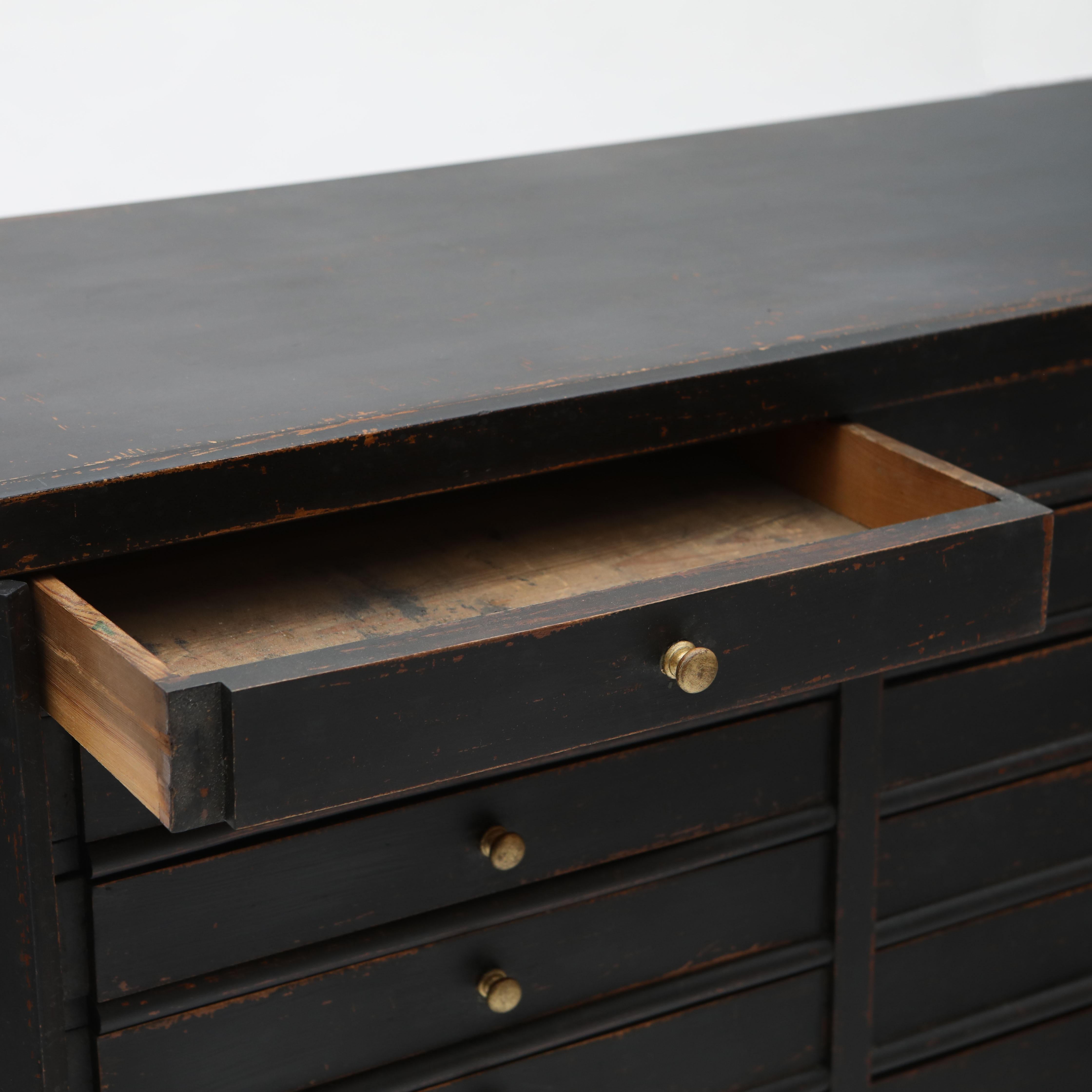 Cassettone da architetto svedese dipinto di nero con 27 cassetti in vendita 2