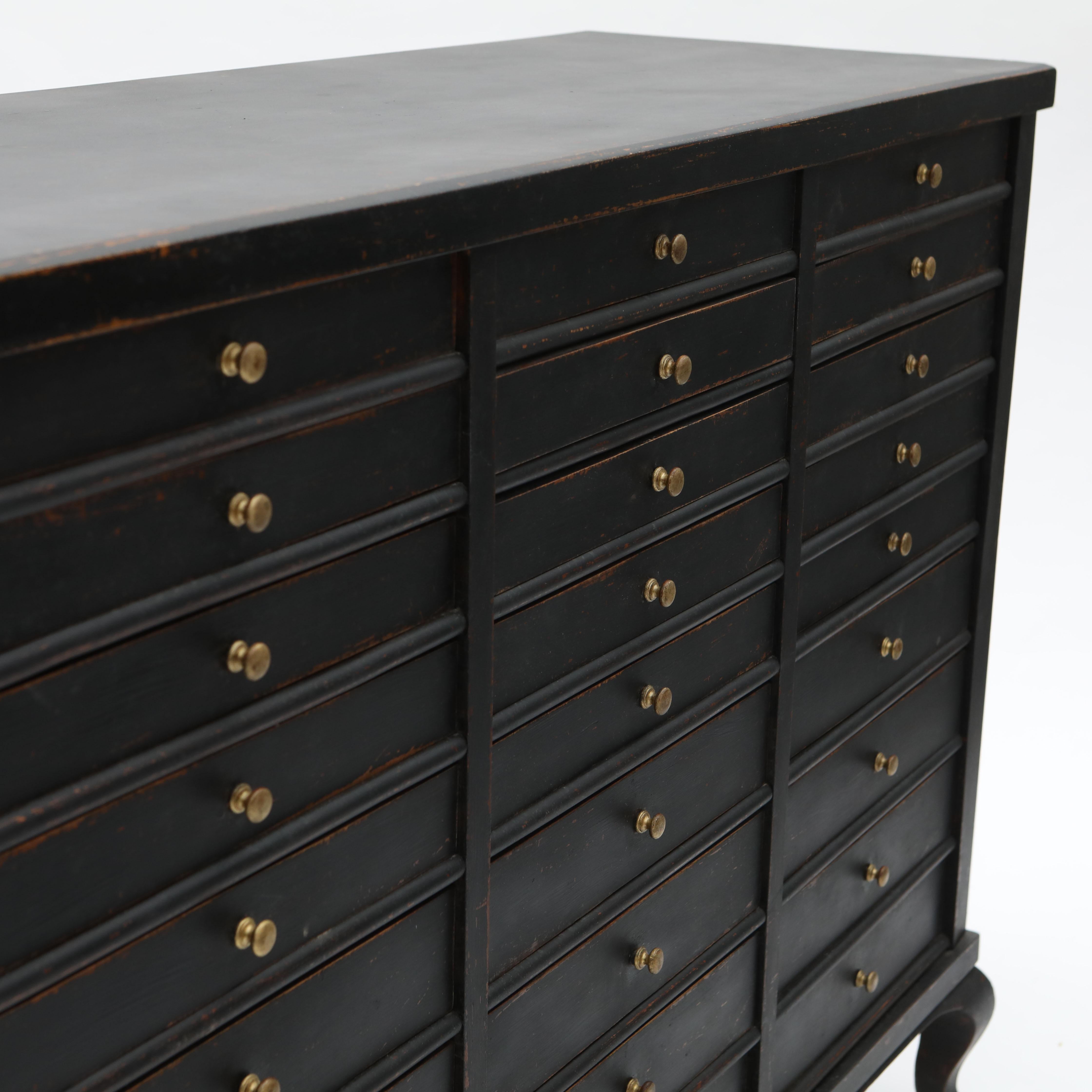 Cassettone da architetto svedese dipinto di nero con 27 cassetti in vendita 4