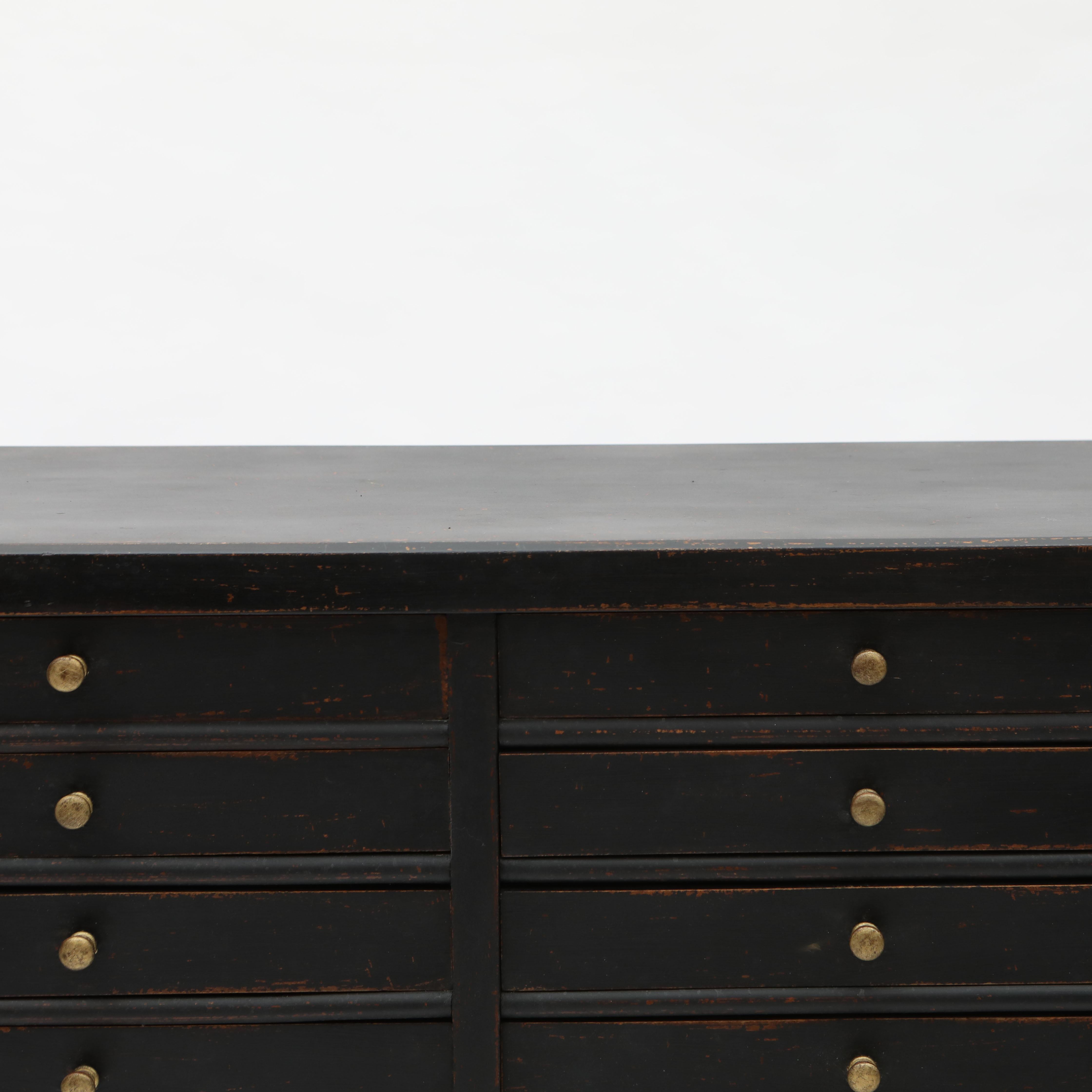 XX secolo Cassettone da architetto svedese dipinto di nero con 27 cassetti in vendita
