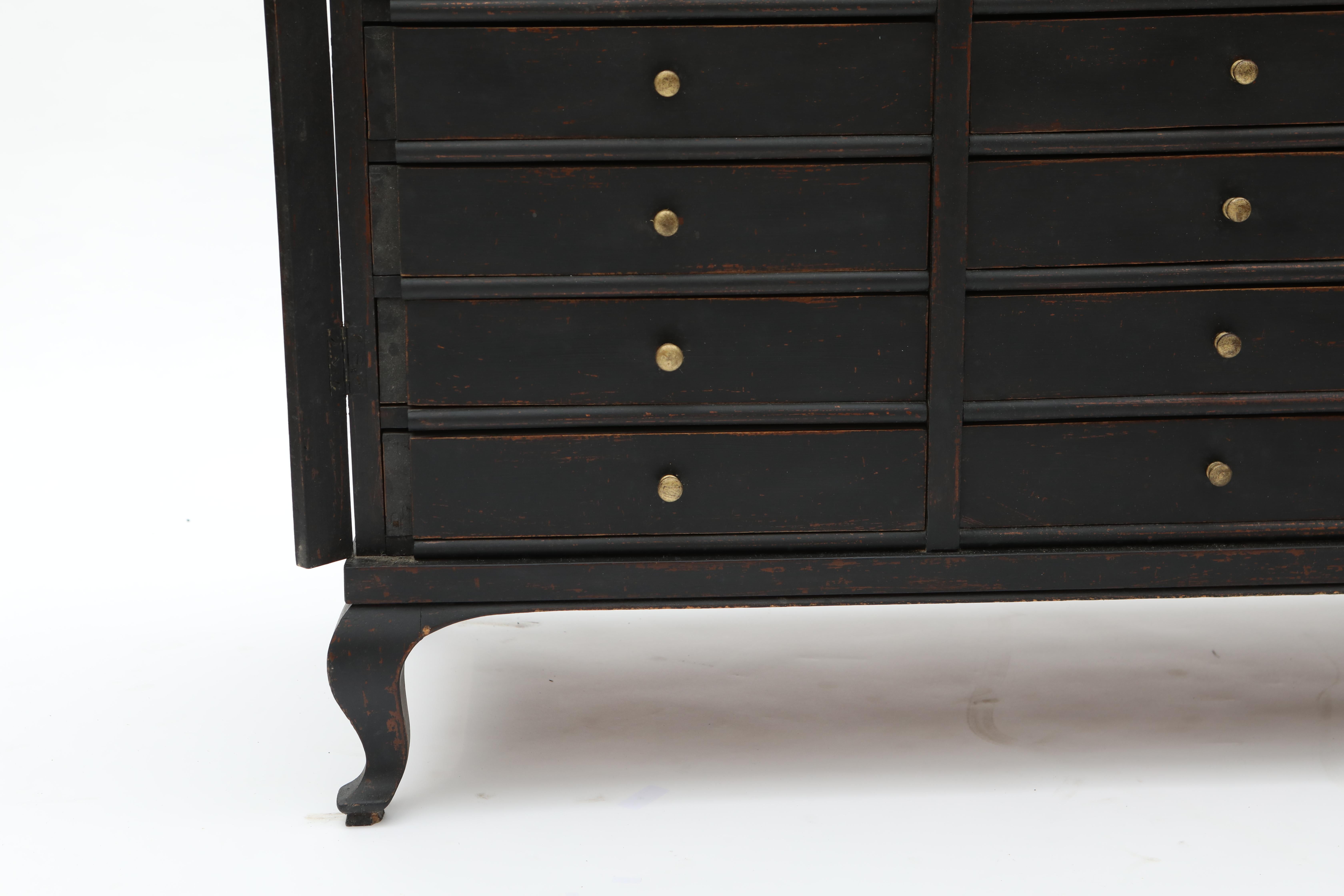 Pino Cassettone da architetto svedese dipinto di nero con 27 cassetti in vendita