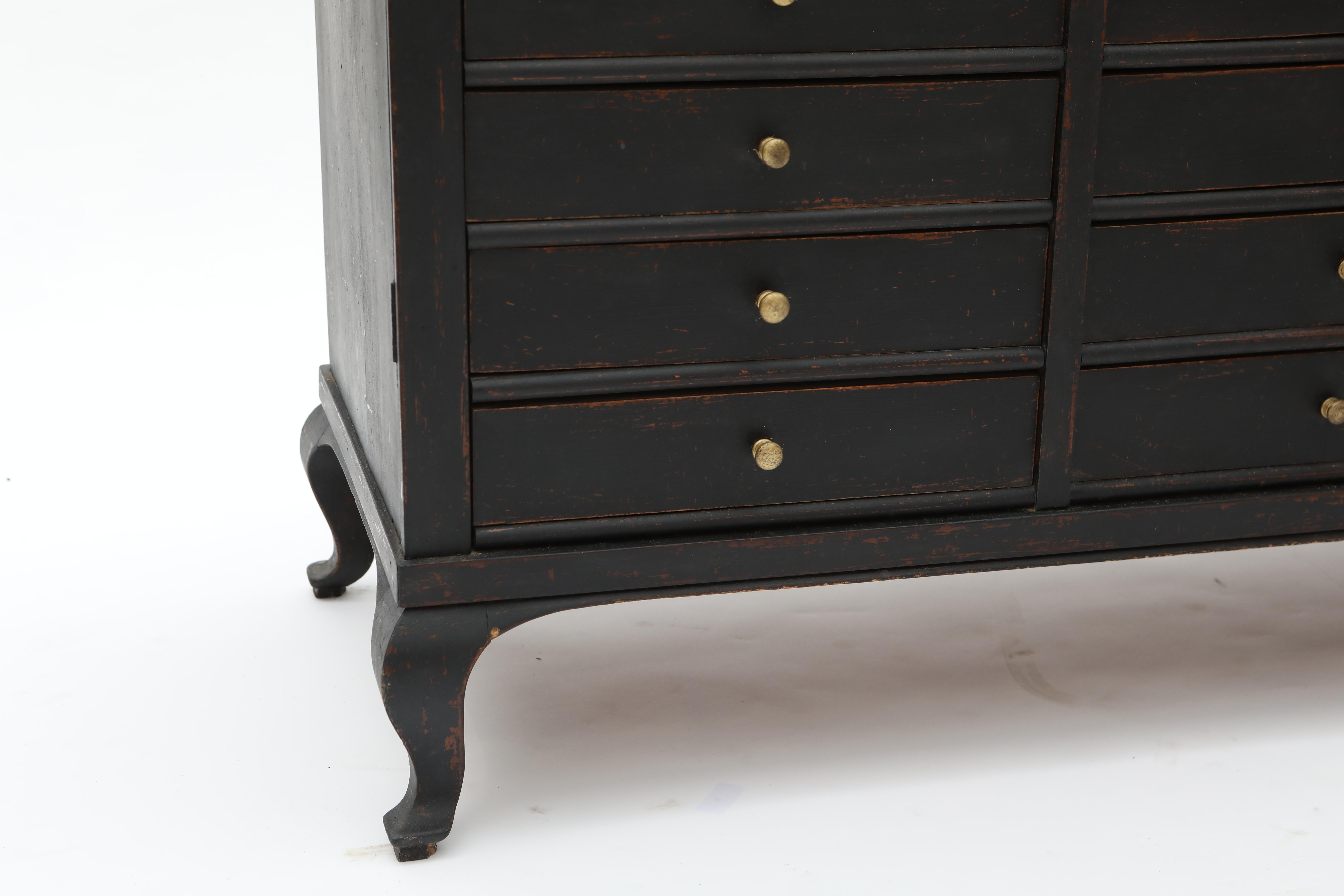 Cassettone da architetto svedese dipinto di nero con 27 cassetti in vendita 1