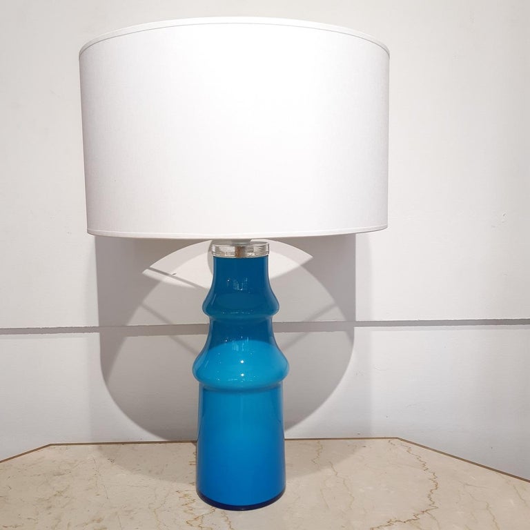 Swedish blue glass table lamp, 1970s

Turquoise glass table lamp made in Sweden.

Good condtion

Measures: Height 39cm, width 12cm
Height with shade 53cm

Shade not included.