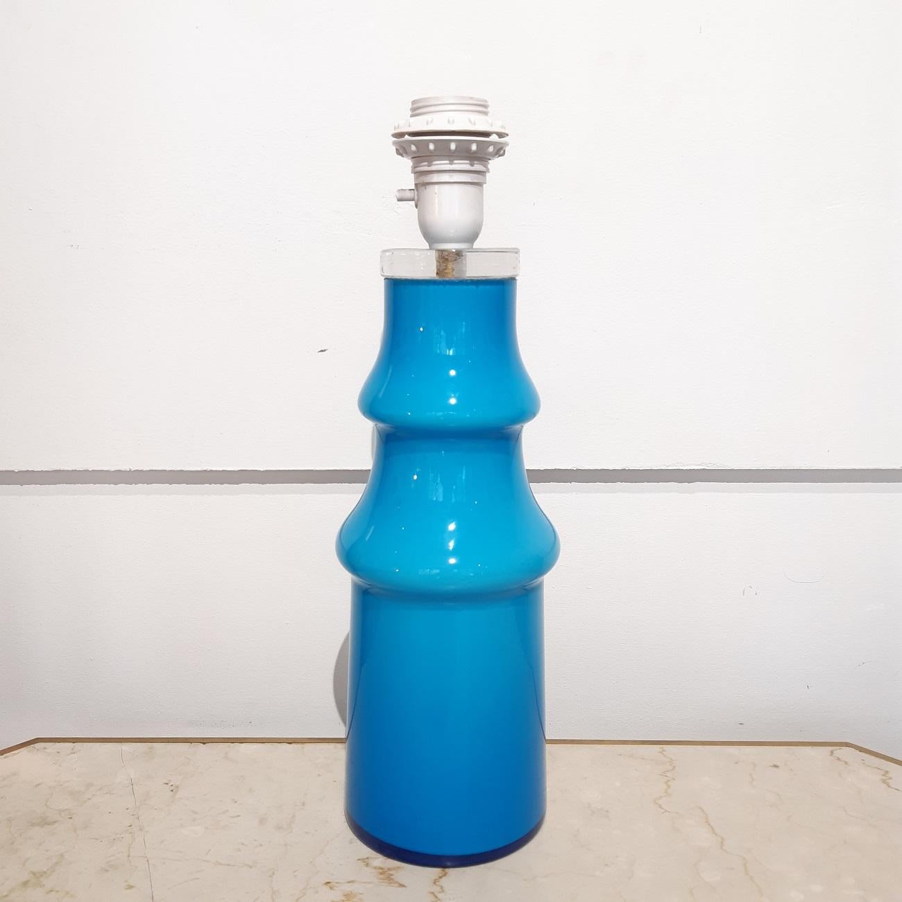 Mid Century Swedish Blue Glass Table Lamp, 1970s In Good Condition For Sale In Toulouse, Midi-Pyrénées