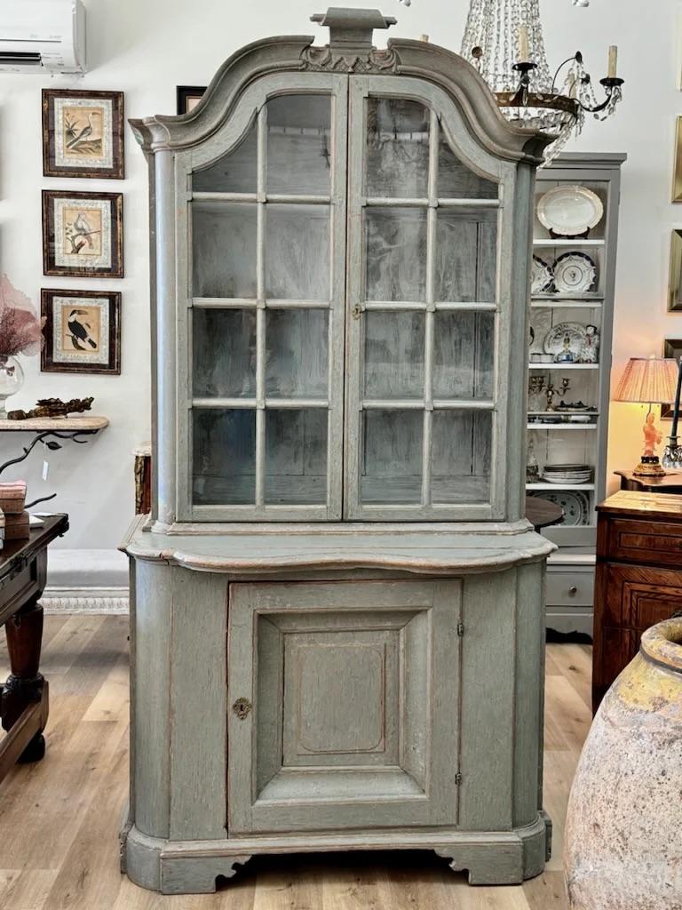Armario sueco para la vajilla pintado de azul, hacia 1800 en venta 4