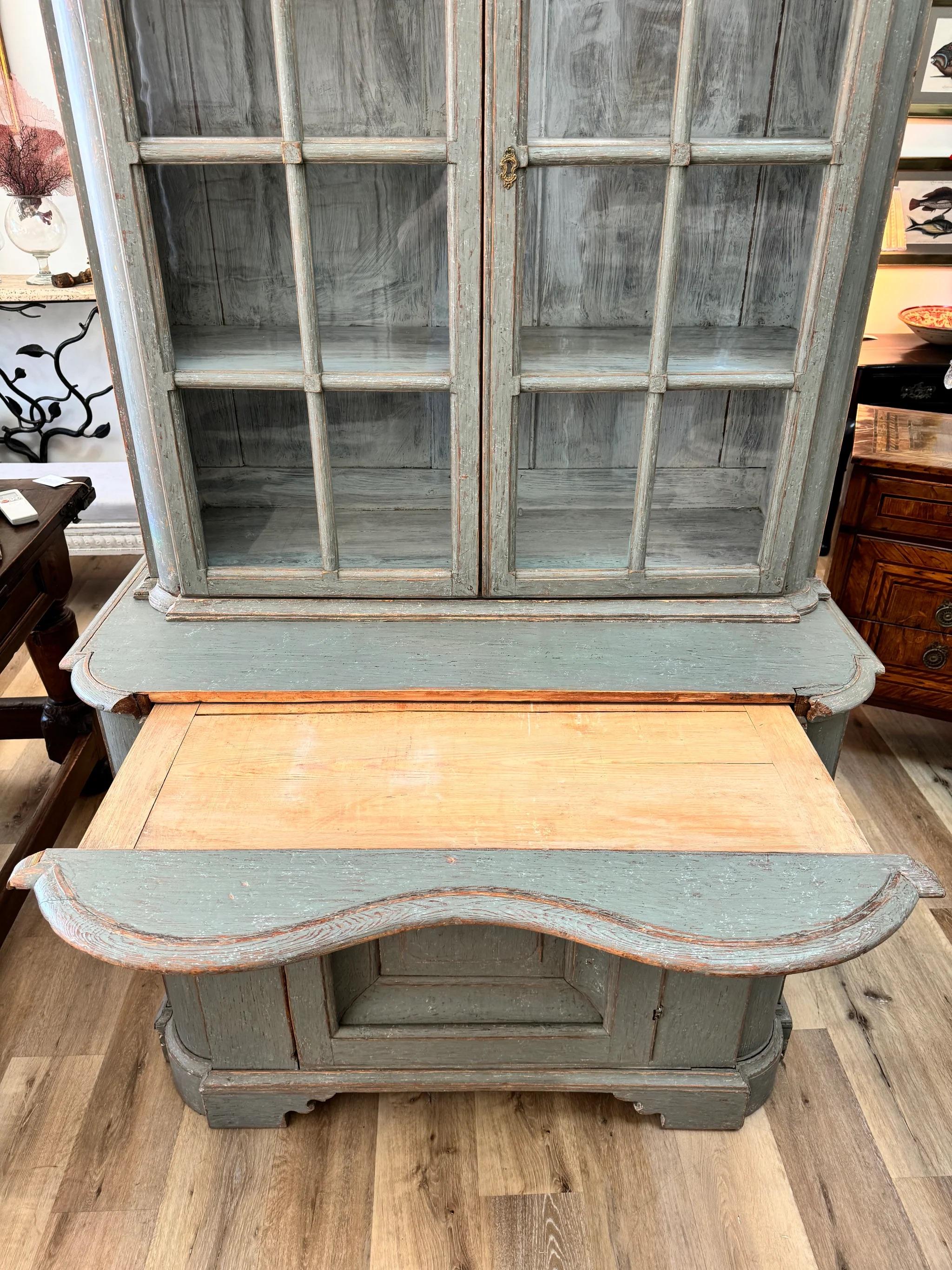 Armario sueco para la vajilla pintado de azul, hacia 1800 en Bueno estado para la venta en Charlottesville, VA