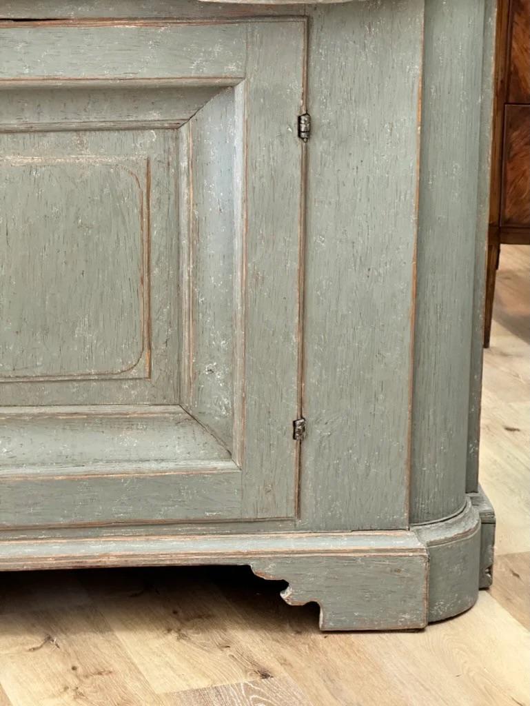 Armario sueco para la vajilla pintado de azul, hacia 1800 siglo XIX en venta