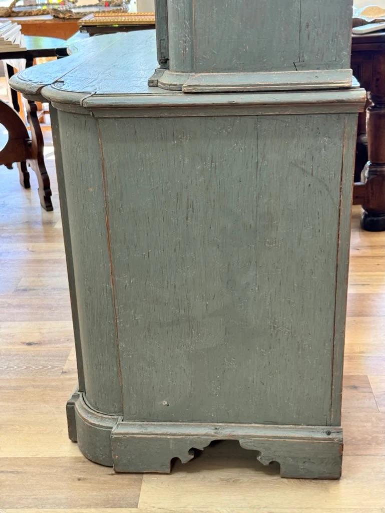 Armario sueco para la vajilla pintado de azul, hacia 1800 Madera en venta