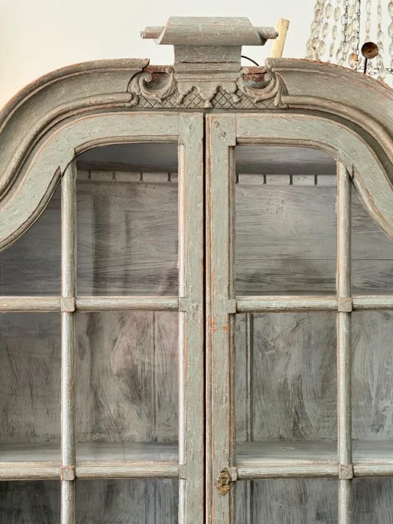 Armario sueco para la vajilla pintado de azul, hacia 1800 en venta 2