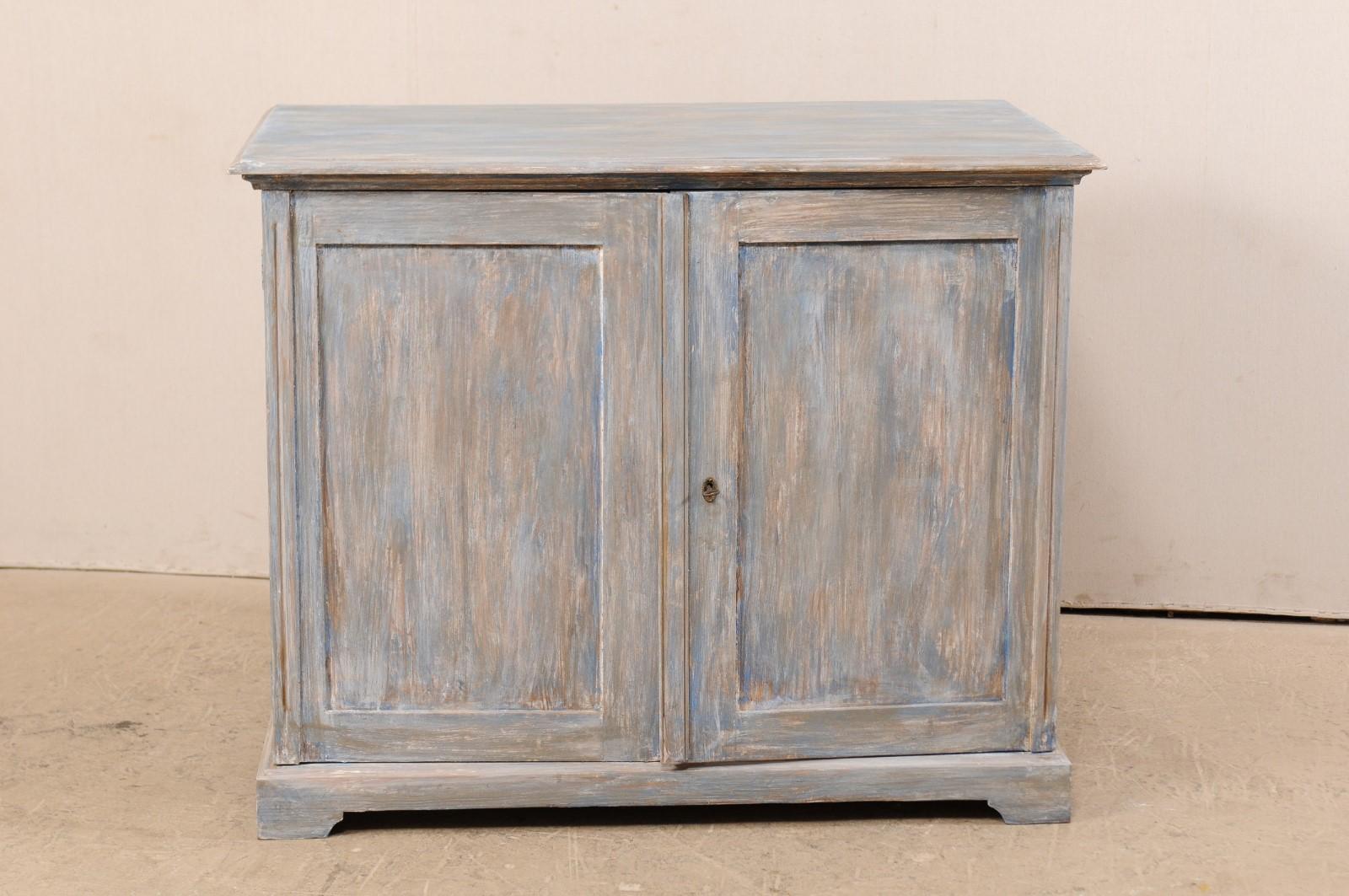 Armoire suédoise à deux portes en bois peint de la fin du XIXe siècle. Cet ancien buffet suédois présente un plateau rectangulaire légèrement en surplomb, au-dessus d'une caisse avec deux portes à panneaux en retrait à l'avant, des côtés unis, une