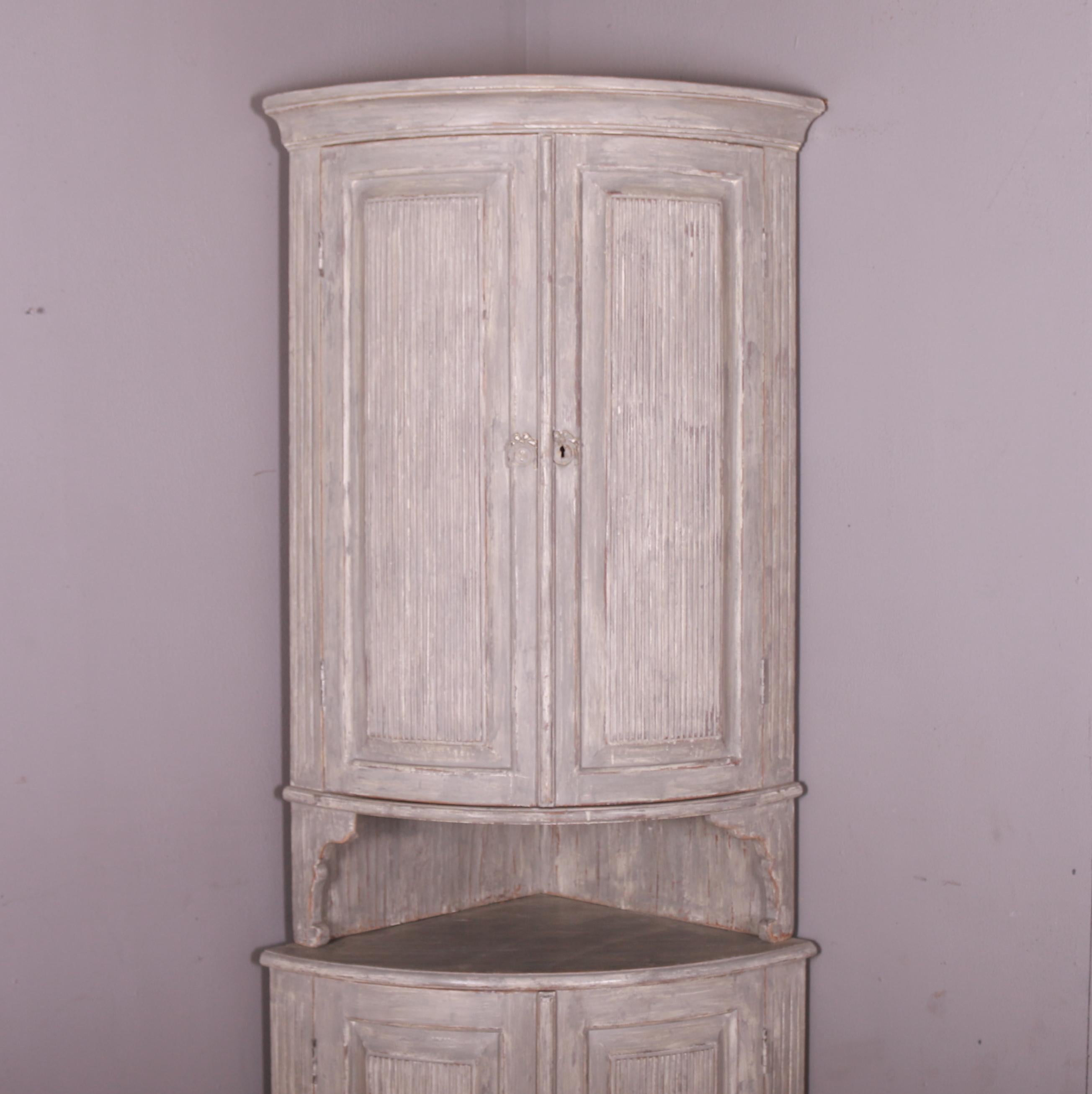 Swedish Bowfronted Corner Cupboard In Good Condition For Sale In Leamington Spa, Warwickshire