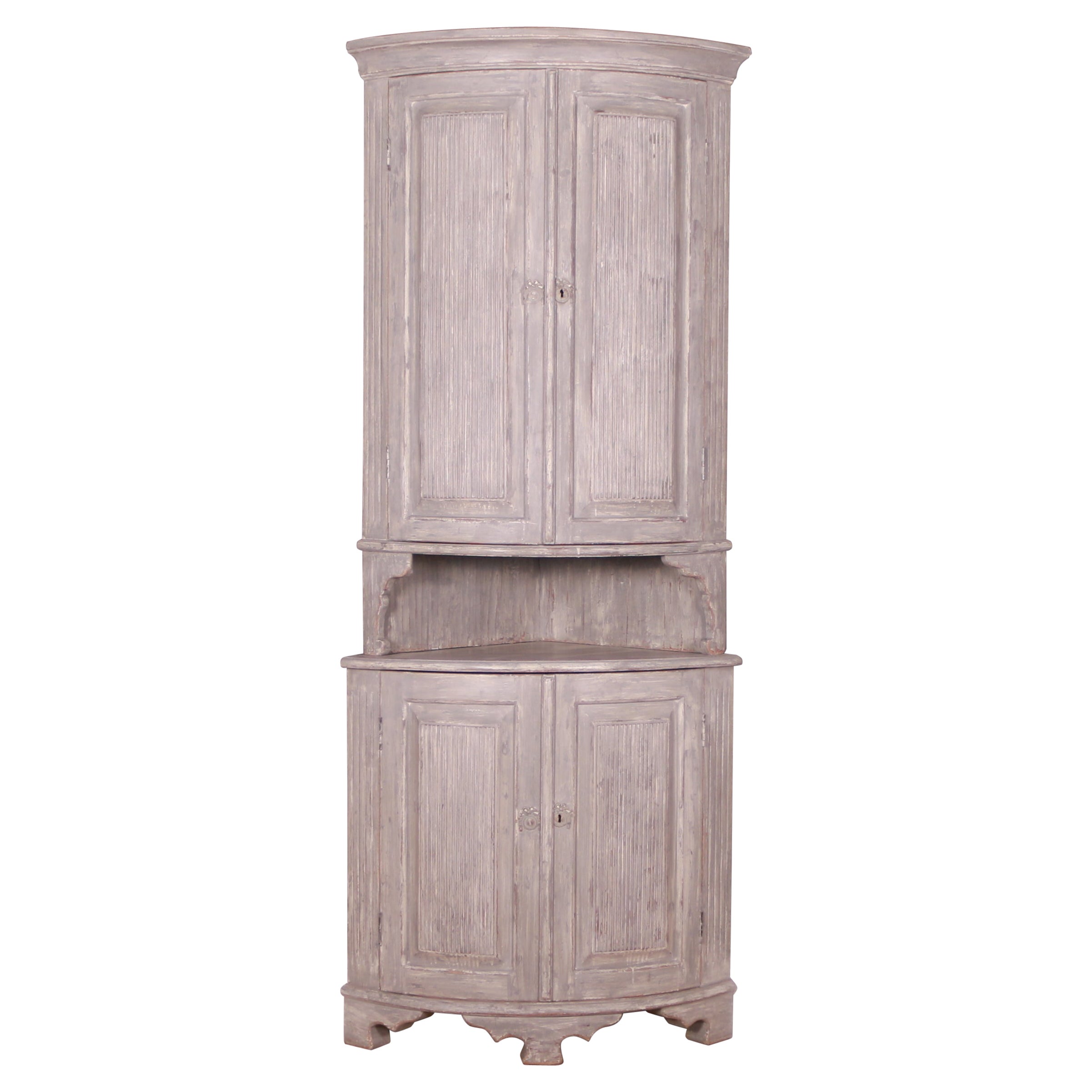Schwedisches Eckschrank mit Bogenfront im Angebot