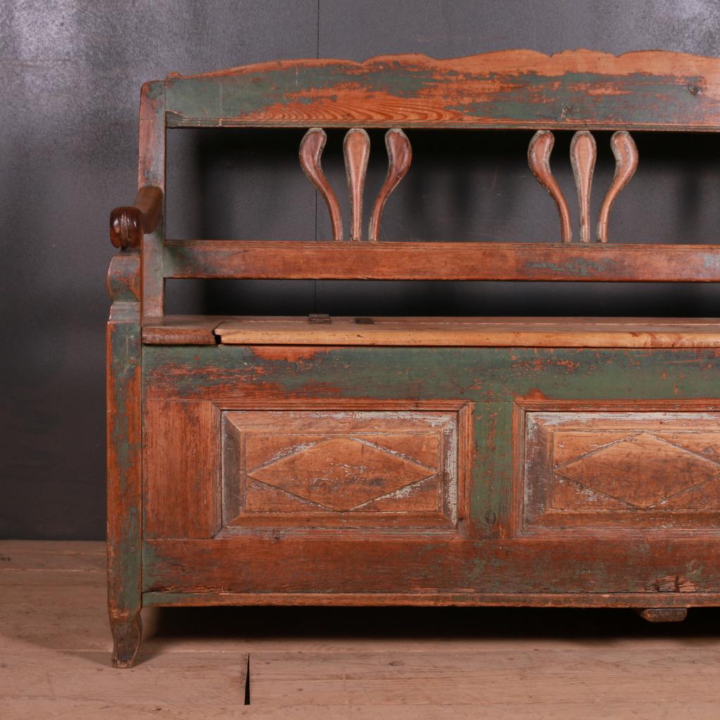 Early 19th century wonderful Swedish original painted box settle, 1810.

Dimensions
60 inches (152 cms) wide
20 inches (51 cms) deep
37 inches (94 cms) high.