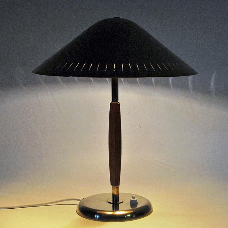 Swedish Brass and Elm Tablelamp by Harald Notini for Böhlmarks, 1940s In Good Condition In Stockholm, SE