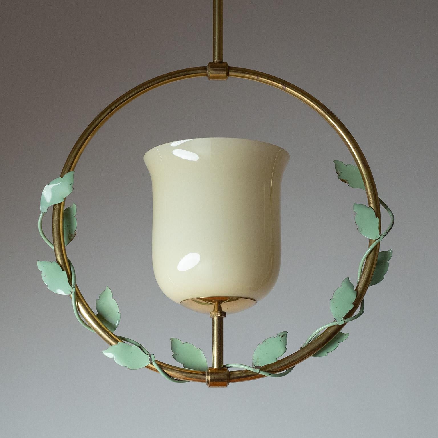 Colgante sueco de latón y cristal, años 40 en Bueno estado para la venta en Vienna, AT