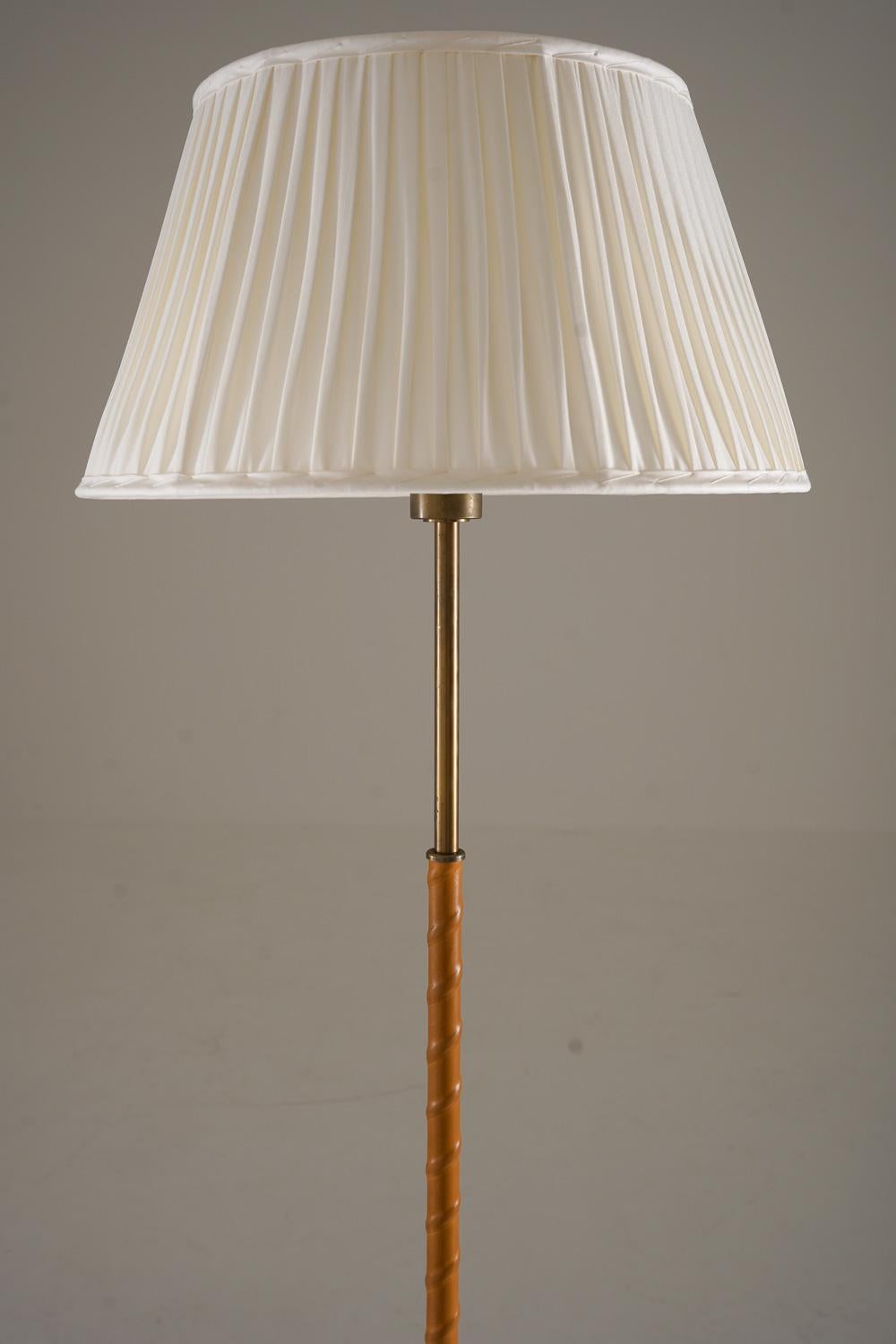 Scandinavo moderno Lampada da terra svedese in ottone e pelle di Böhlmarks in vendita