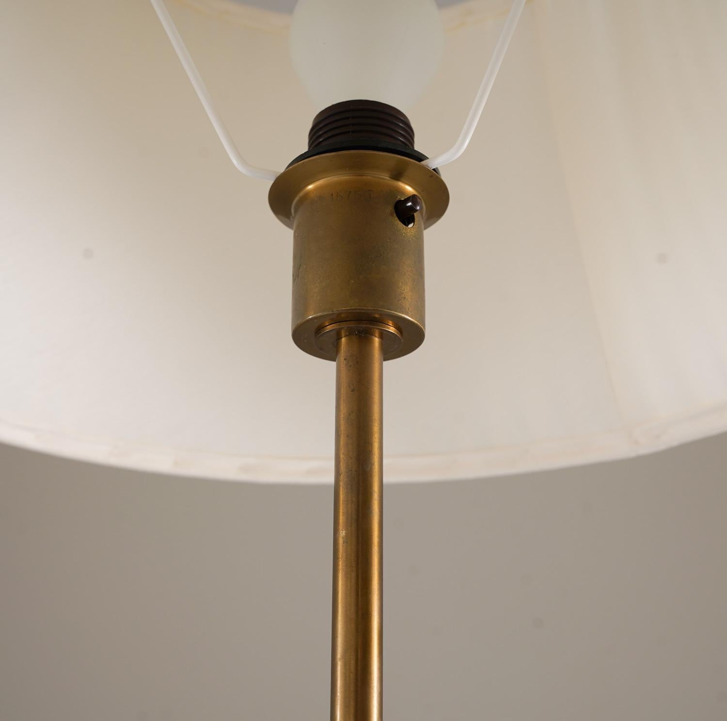 Svedese Lampada da terra svedese in ottone e pelle di Böhlmarks in vendita