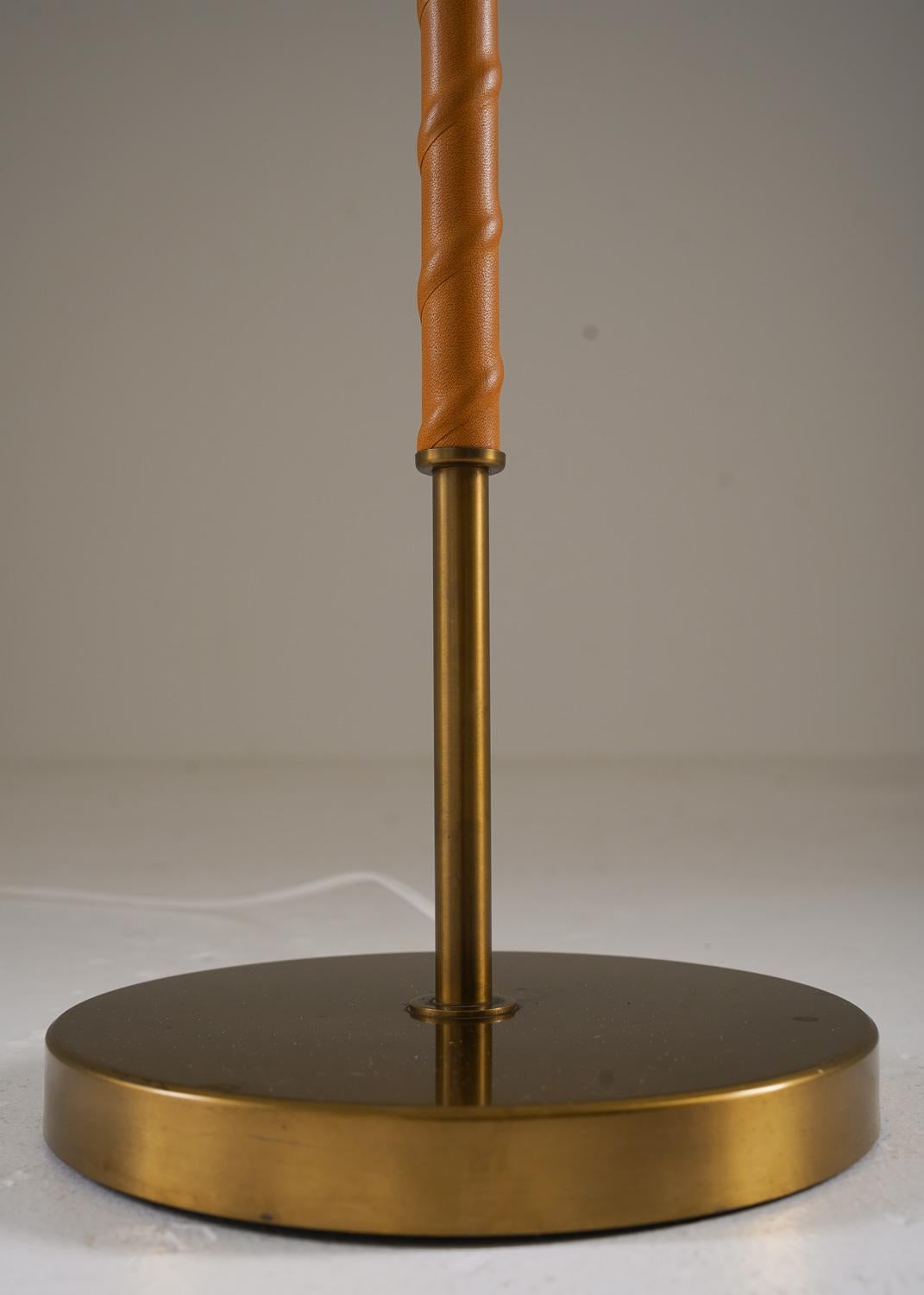 XX secolo Lampada da terra svedese in ottone e pelle di Böhlmarks in vendita