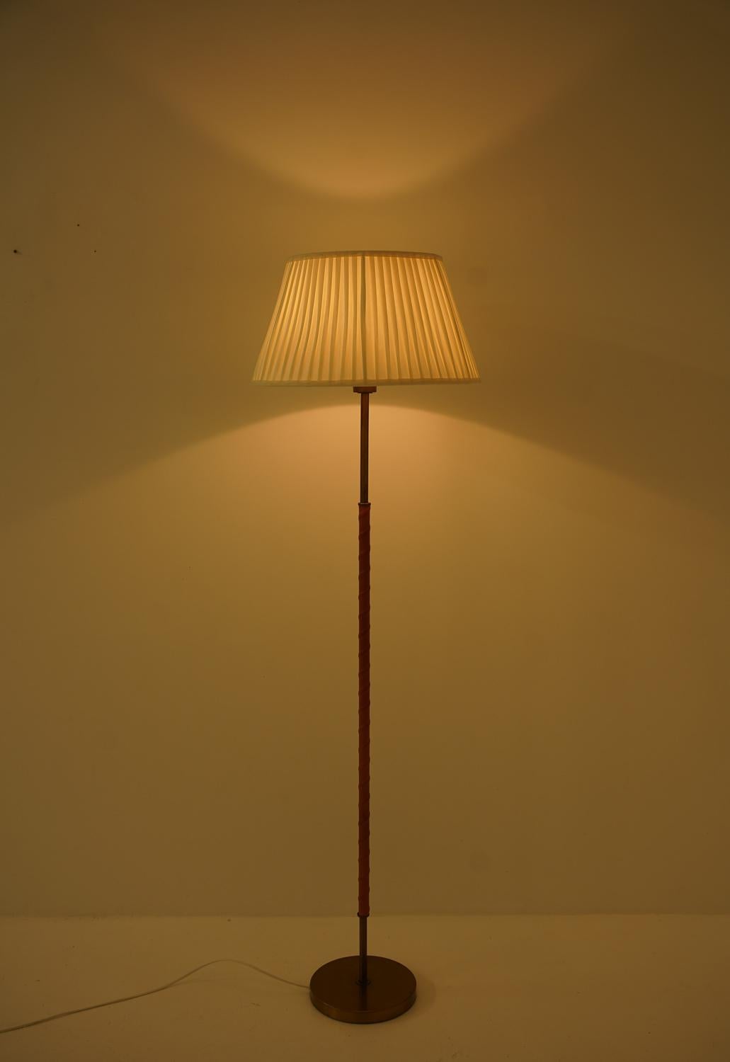 Ottone Lampada da terra svedese in ottone e pelle di Böhlmarks in vendita