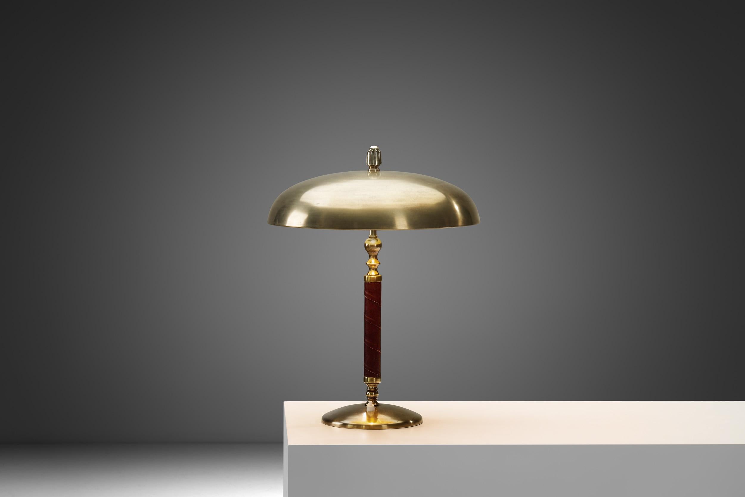 Esta lámpara de sobremesa es un modelo deliciosamente distintivo, con detalles inmediatamente reconocibles. Según el Museo de Malmö, Einar Bäckström fundó su taller en 1918 para la fabricación de lámparas y adornos, y como señala el museo, 