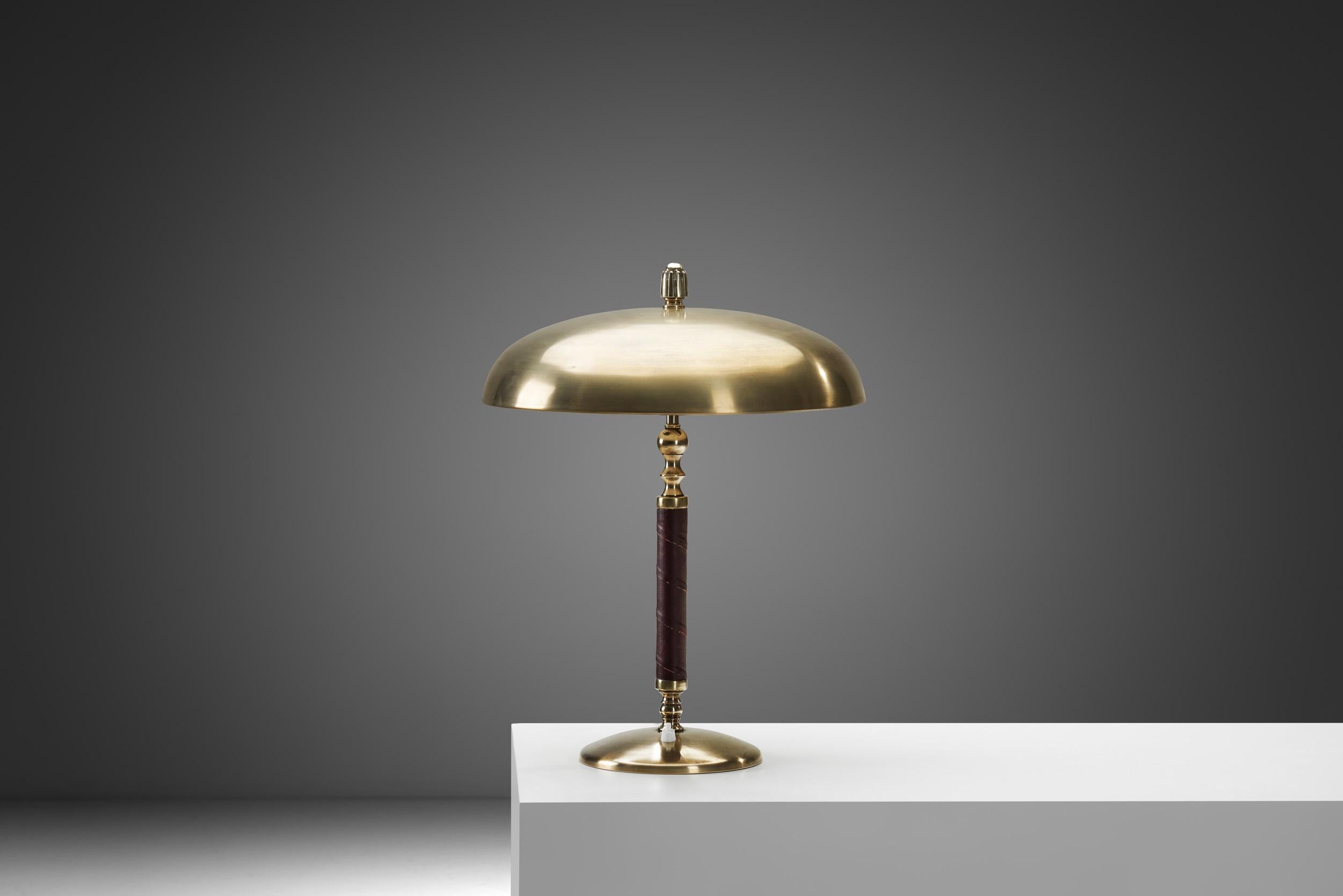 Lámpara de mesa sueca de latón y cuero de Einar Bäckström, Suecia Años 40 Escandinavo moderno en venta