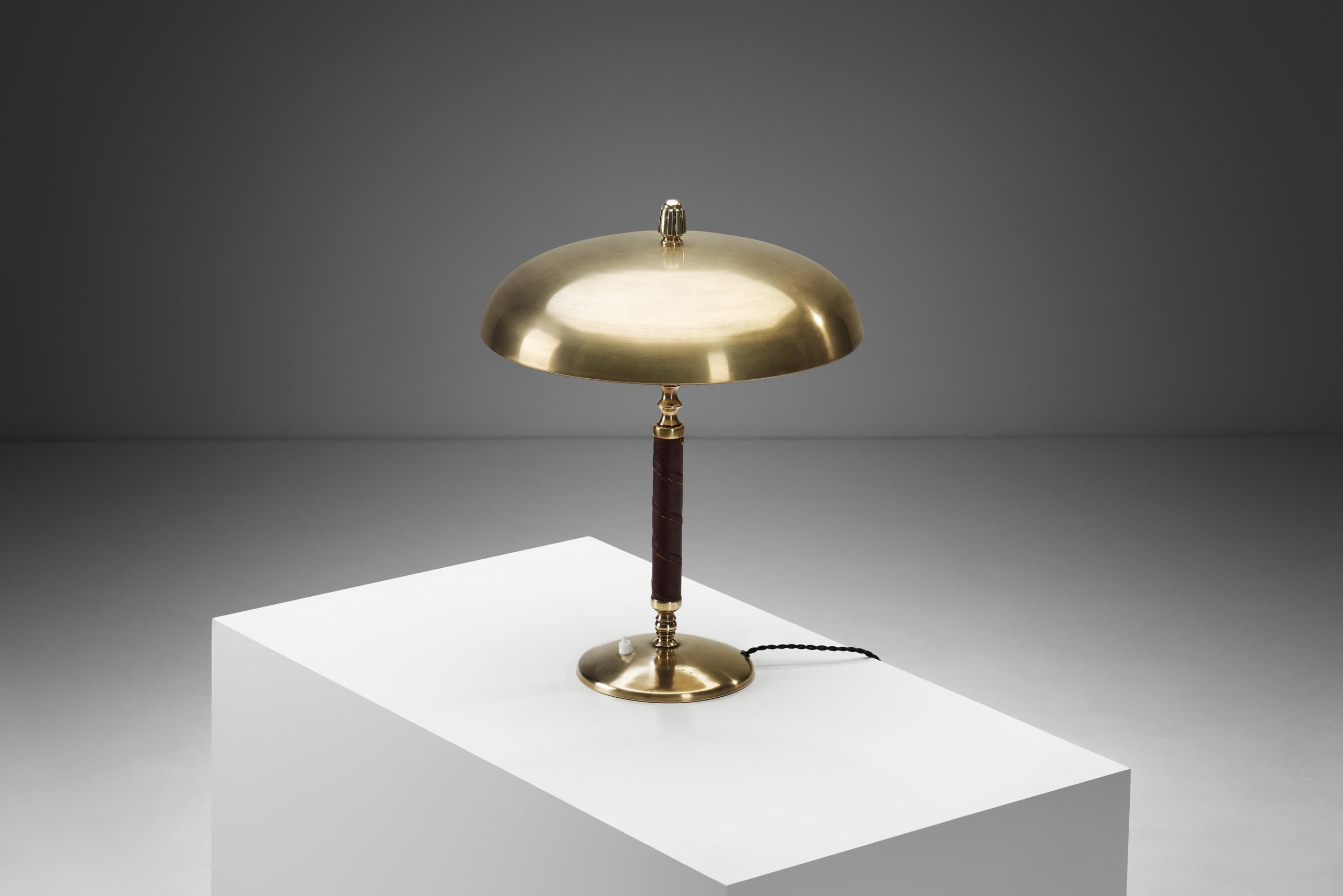 Lámpara de mesa sueca de latón y cuero de Einar Bäckström, Suecia Años 40 en Bueno estado para la venta en Utrecht, NL
