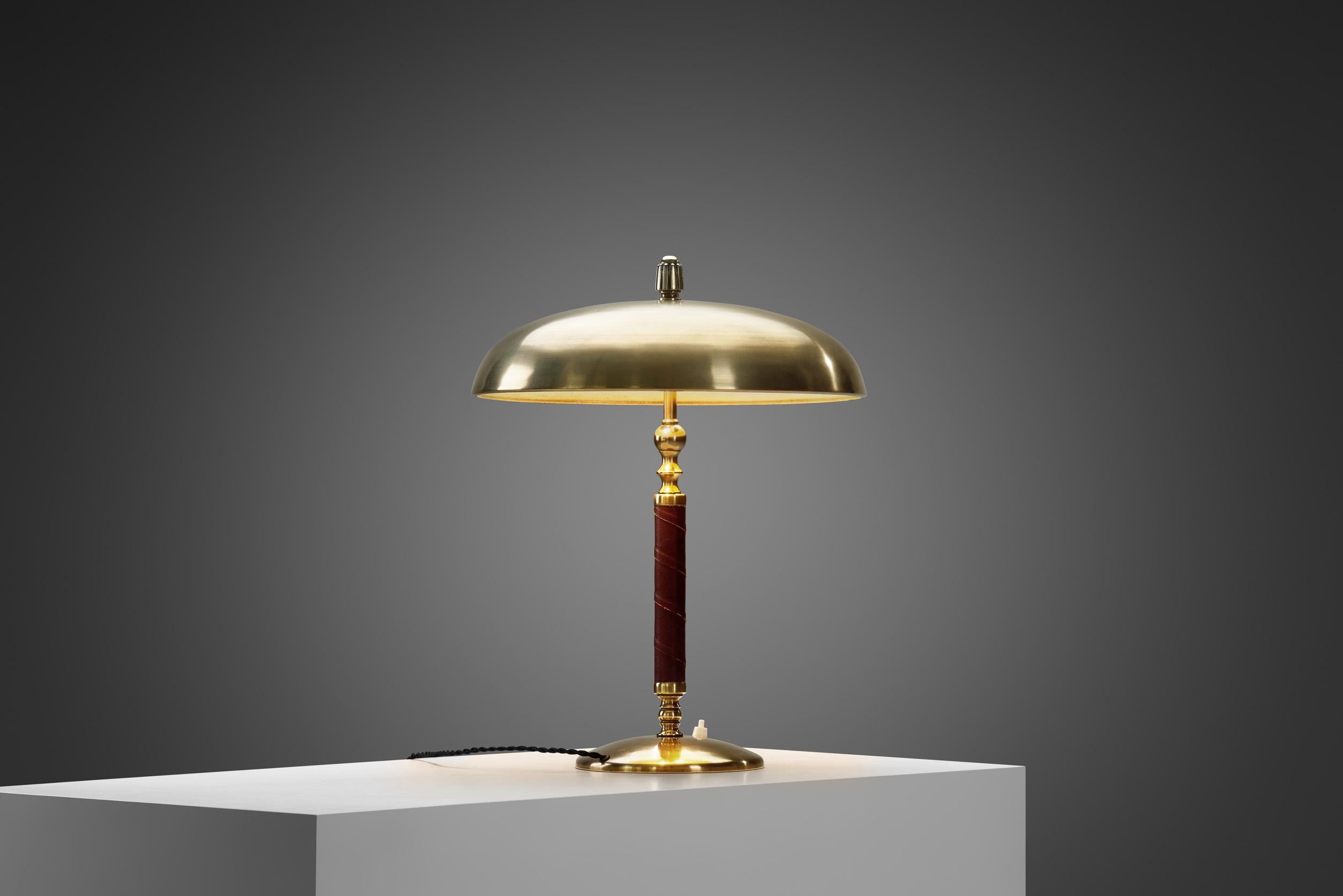 Lámpara de mesa sueca de latón y cuero de Einar Bäckström, Suecia Años 40 mediados del siglo XX en venta