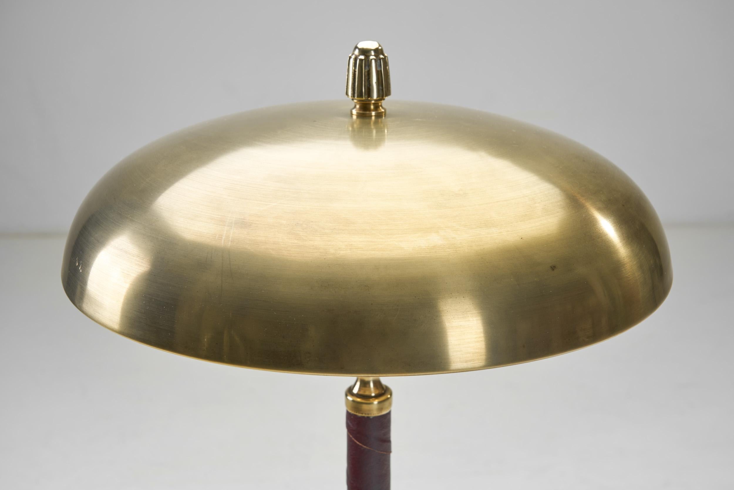 Lámpara de mesa sueca de latón y cuero de Einar Bäckström, Suecia Años 40 en venta 2