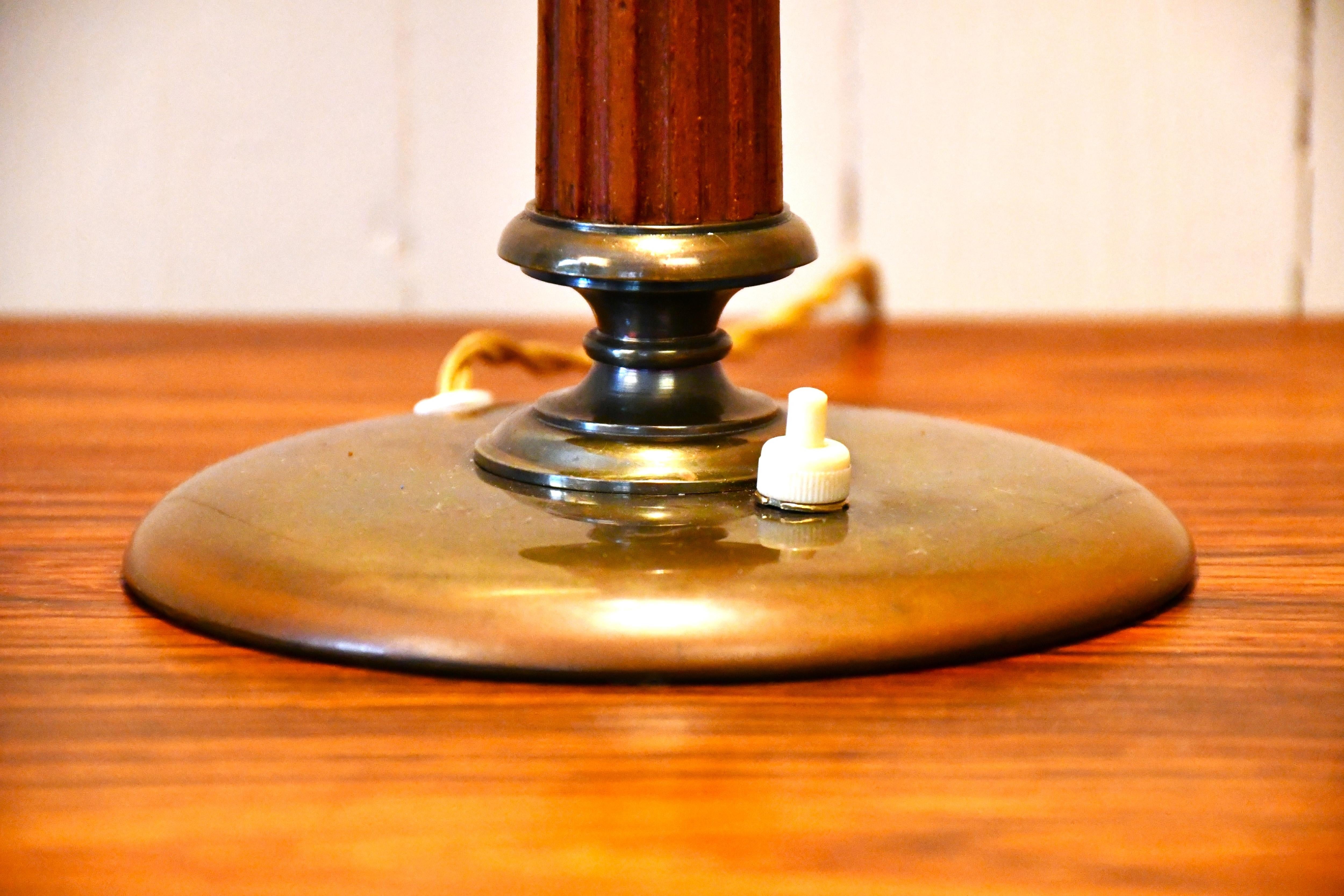 Schwedische Tischlampe aus Messing und Eiche von Erik Tidstrand für Nordiska Kompaniet, 1940er Jahre im Angebot 7