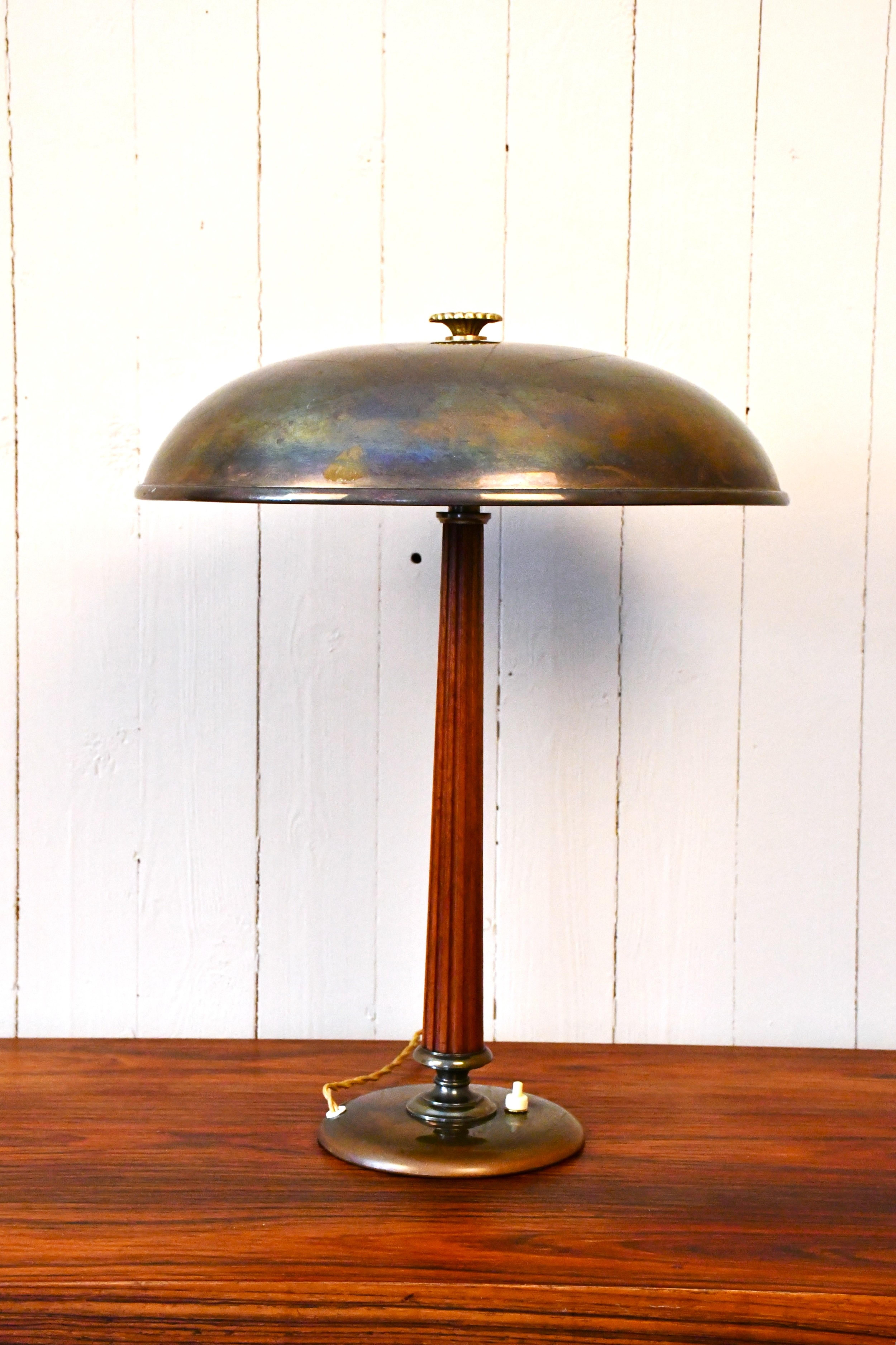 Schwedische Tischlampe aus Messing und Eiche von Erik Tidstrand für Nordiska Kompaniet, 1940er Jahre (Skandinavische Moderne) im Angebot