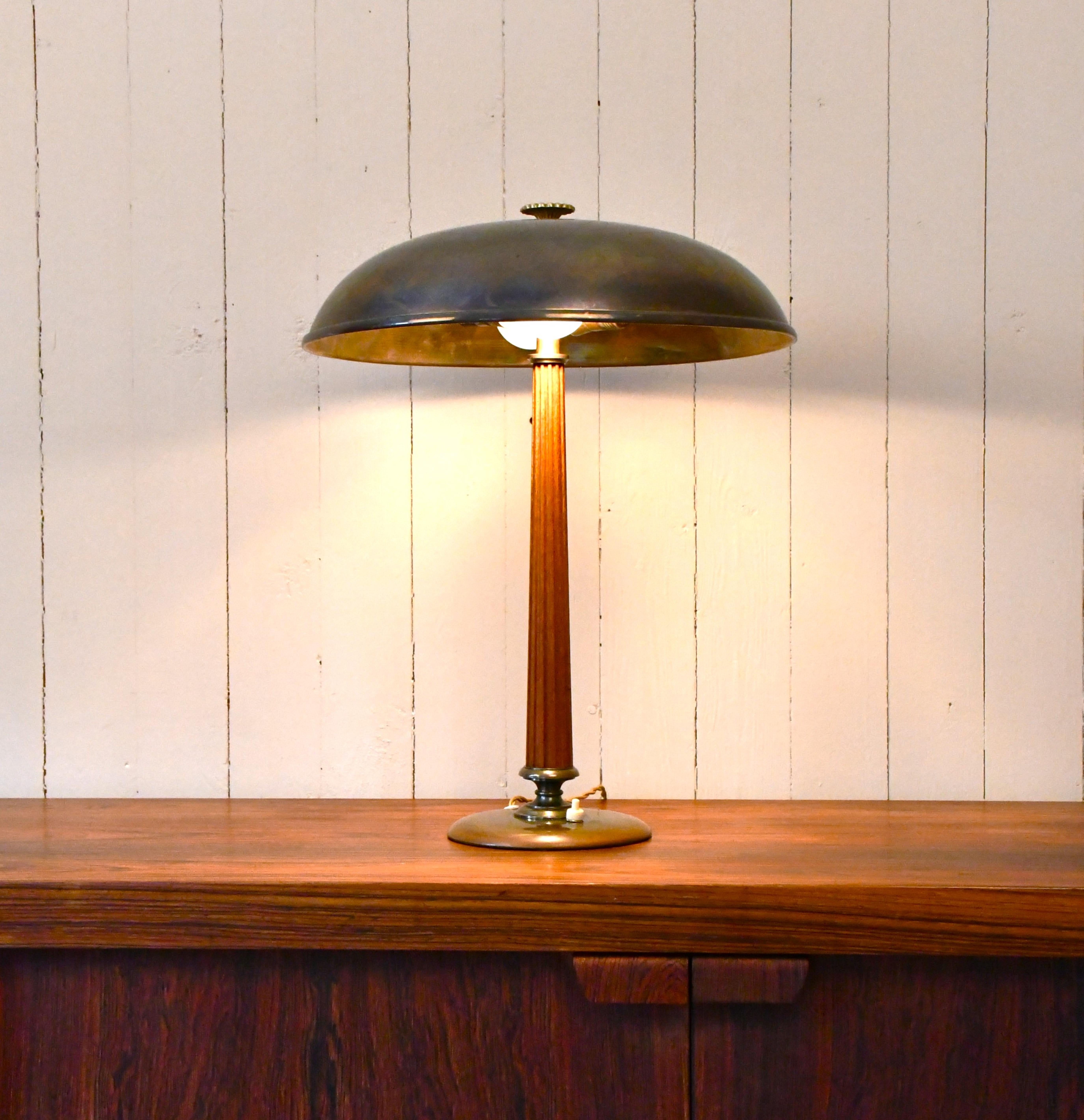 Schwedische Tischlampe aus Messing und Eiche von Erik Tidstrand für Nordiska Kompaniet, 1940er Jahre im Angebot 3