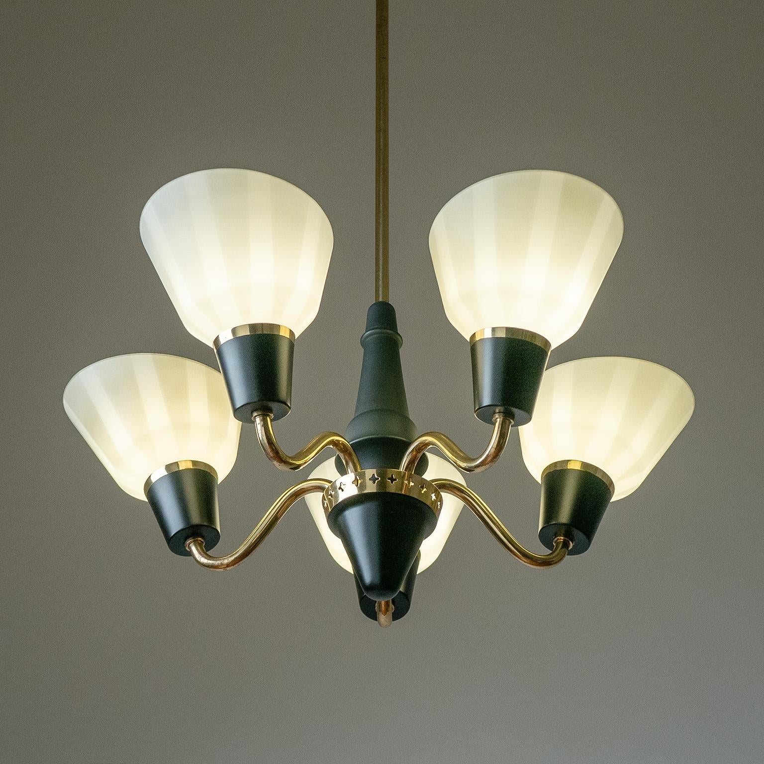 Mid-Century moderno Lampadario svedese in ottone e vetro a righe, anni '50 in vendita