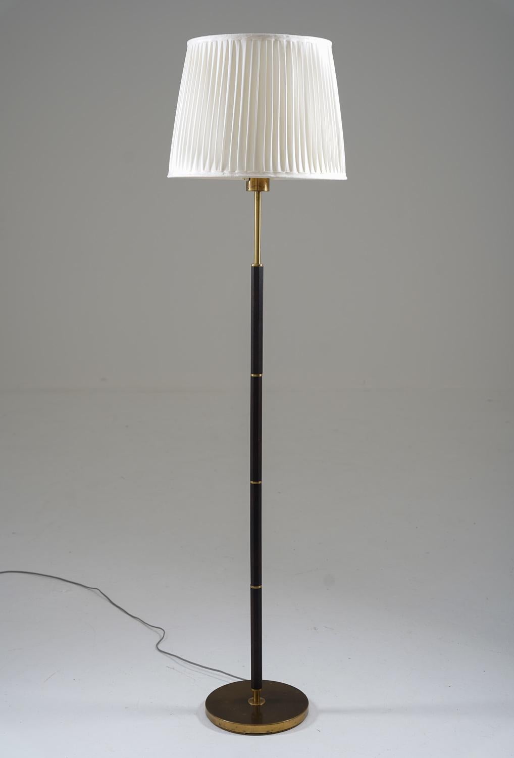 Grand lampadaire scandinave fabriqué par Boréns, Suède, années 1960.
Cette lampe est fabriquée en laiton et en bois de rose, avec quatre sources lumineuses : un éclairage vers le haut et trois vers le bas. 

État : très bon état. Nouveaux abat-jour