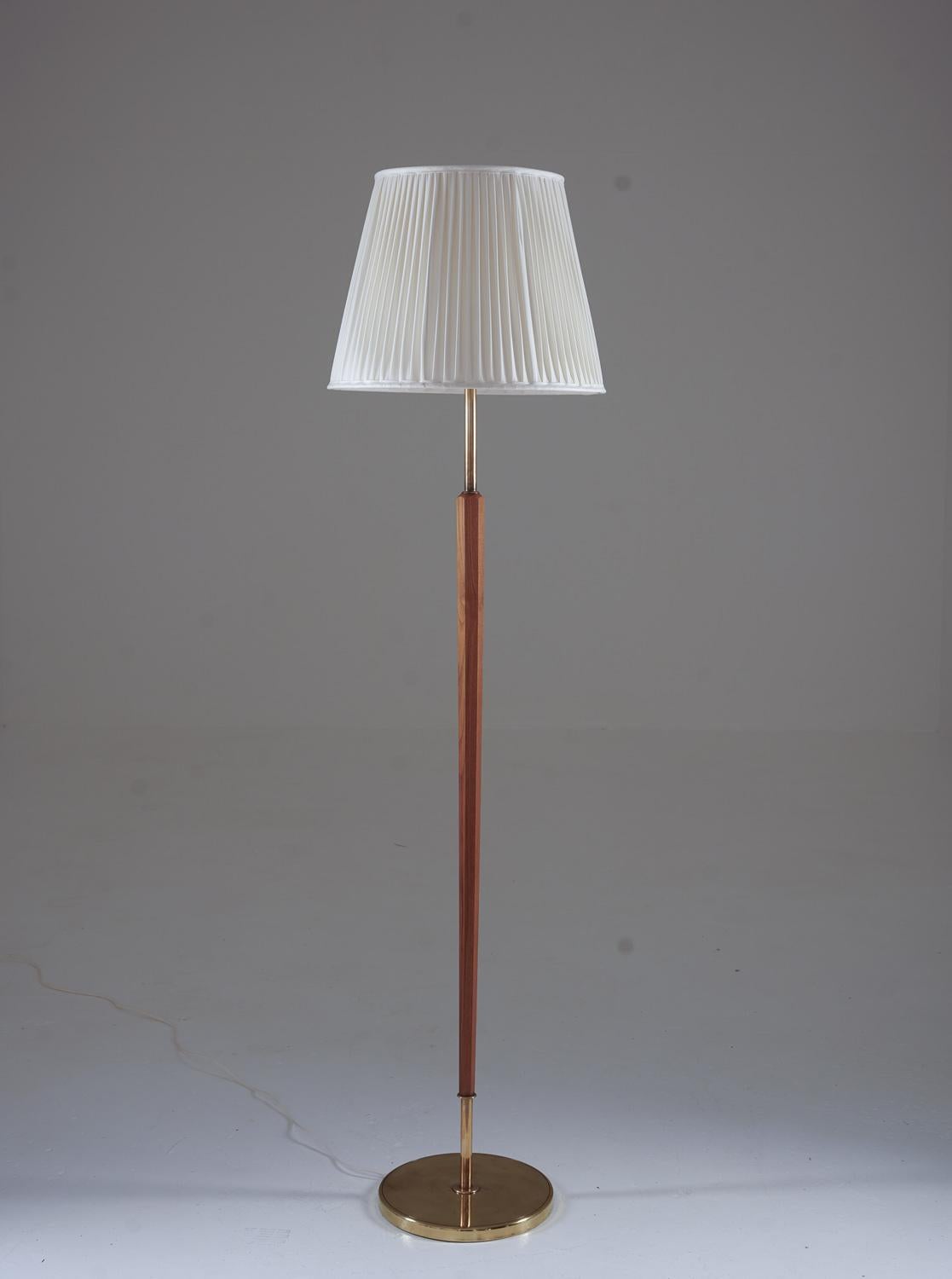Large Scandinavian floor lamp manufactured by Boréns, Sweden, 1960s.
This high-quality lamp is made of brass and oak 

Condition: Very good condition. New custom-made hand-pleated chintz fabric shades.