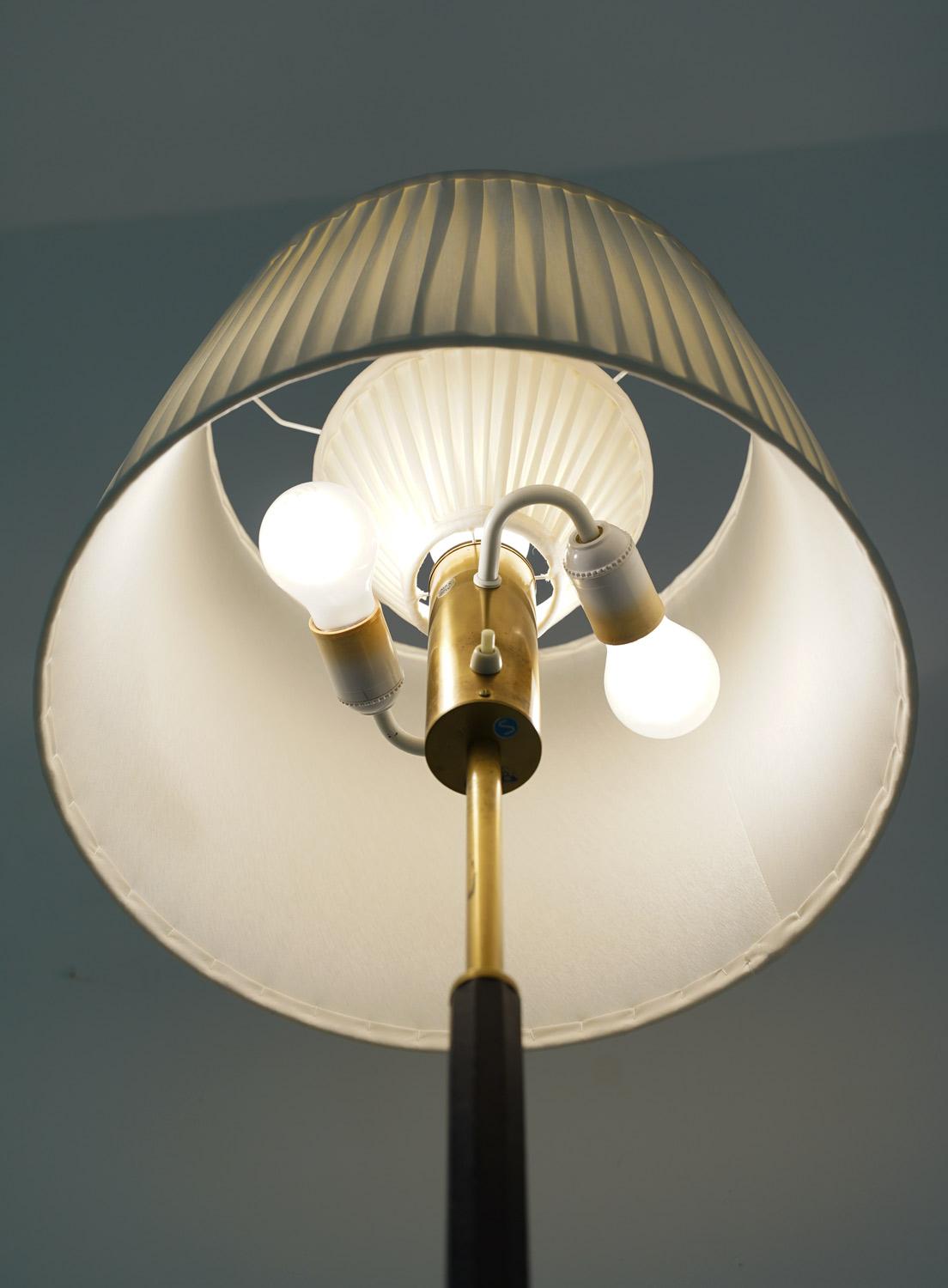 Laiton Lampadaire suédois en laiton et bois par Boréns en vente