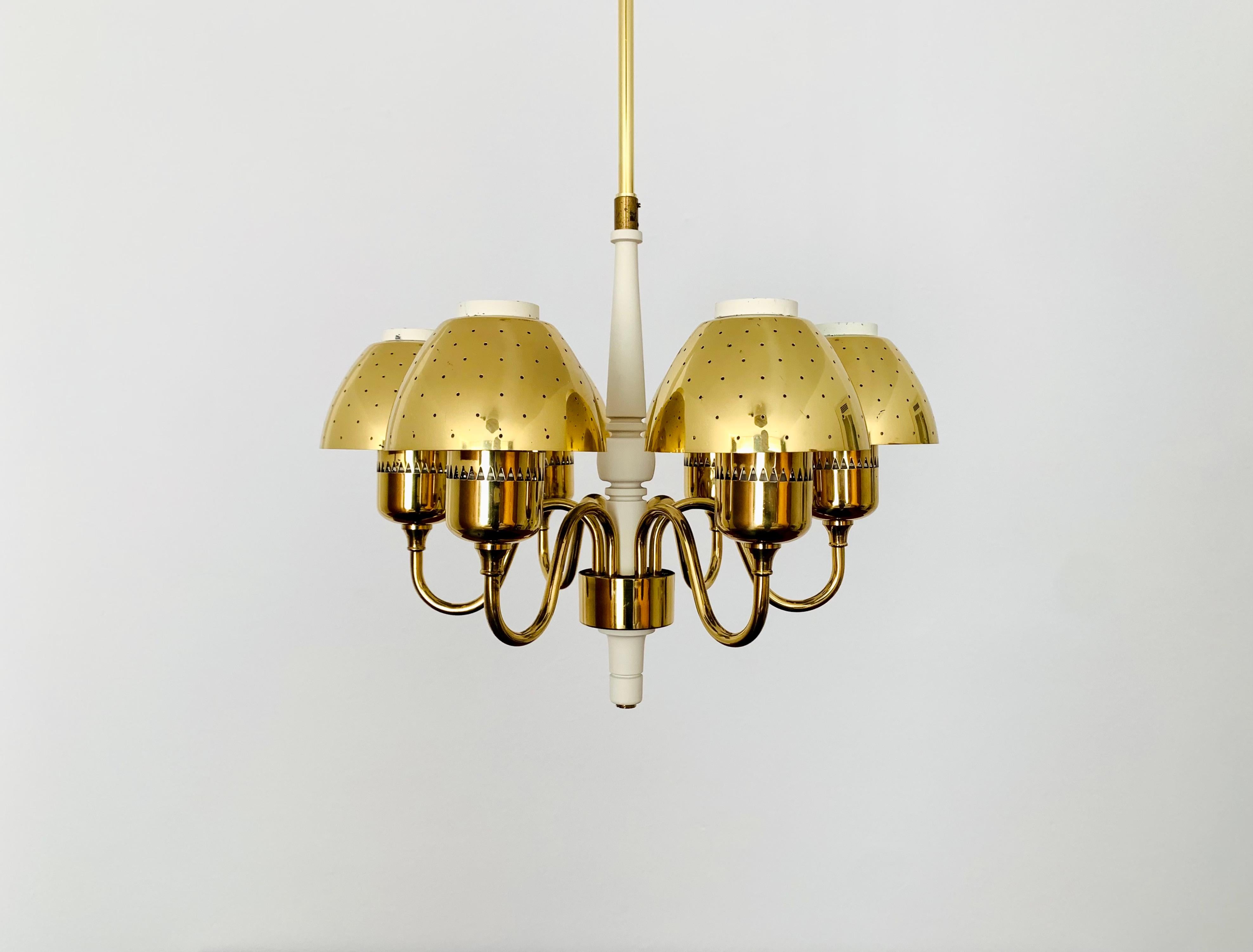 Stunning chandelier from the 1960s.
Very luxurious design and high quality workmanship.
The lamp is a real asset and an absolute favorite for every home.
A sparkling light emerges.

Design: Hans Agne Jakobsson

Condition:

Very good vintage