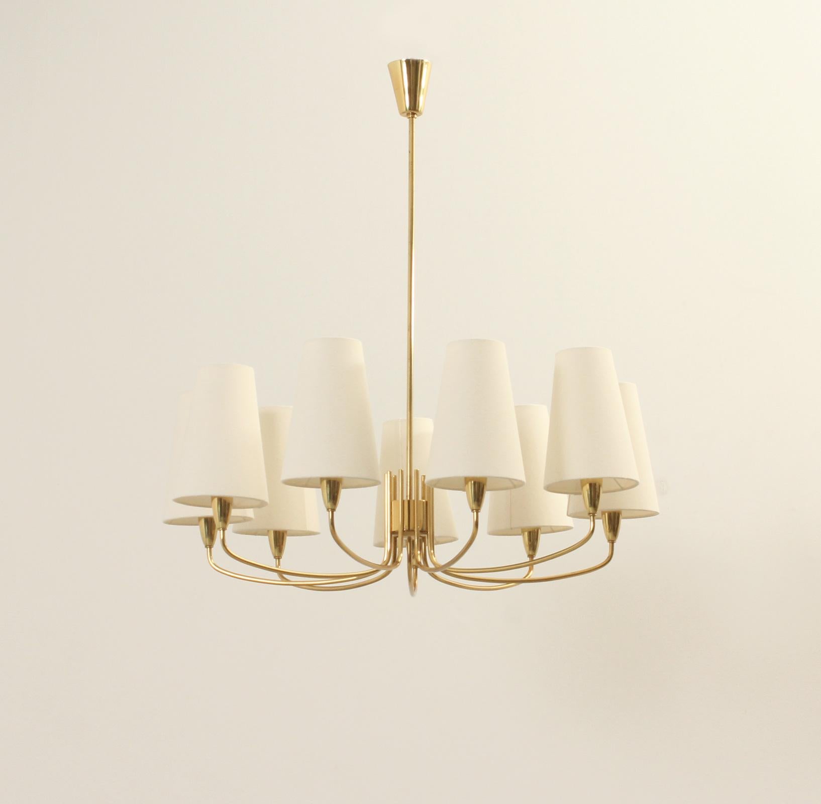 Swedish Brass Chandelier with Nine Arms, 1940's Escandinavo moderno en venta
