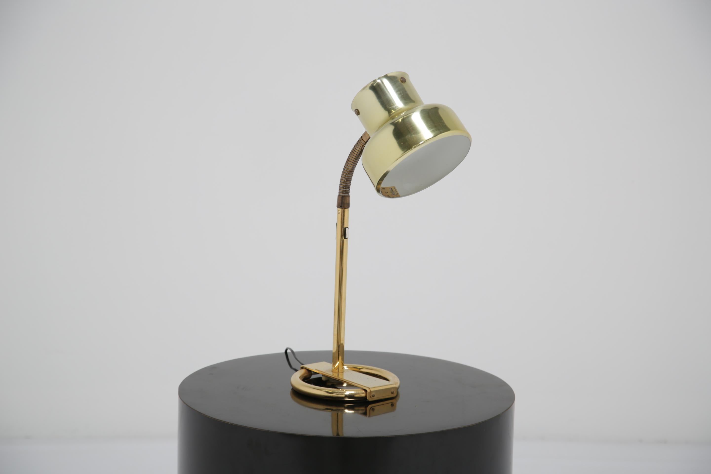 Aggiungi un po' di charme vintage alla tua scrivania con questa semplice e bellissima lampada da tavolo progettata dal famoso designer svedese Anders Peherson per Atelje Lyktan (tradotto in Studio Lighting). Risalente agli anni '60, ma probabilmente