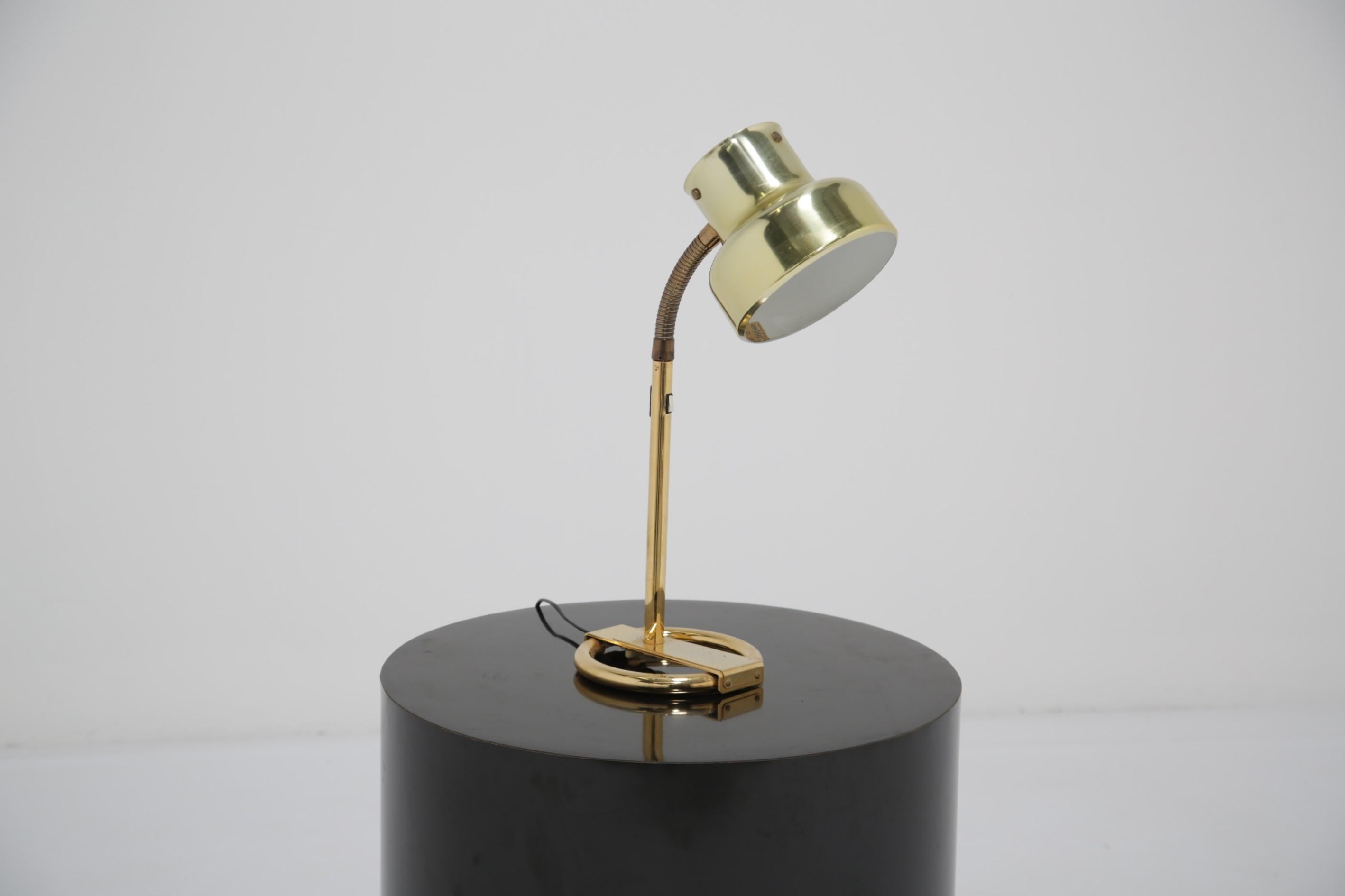 Mid-Century moderno Lampada da tavolo svedese in ottone Bumlingen di Anders Pehrson per Atelje Lyktan, 1960. in vendita
