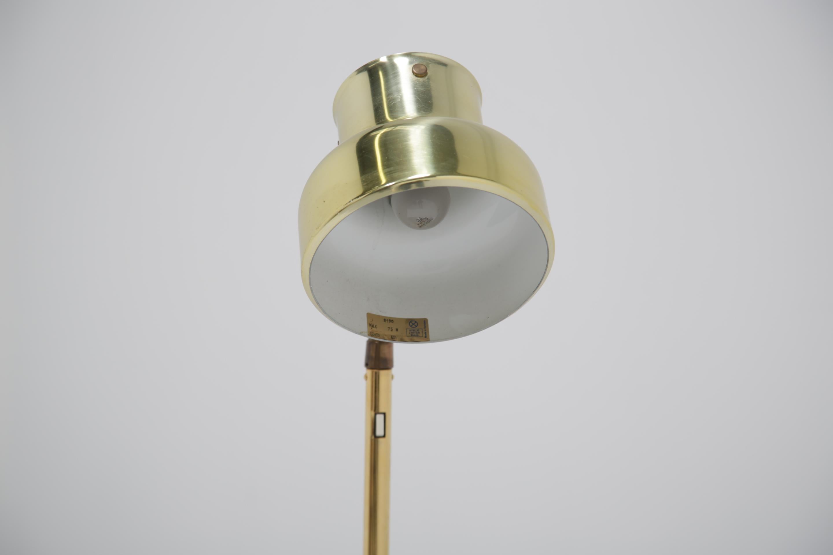 Placcato Lampada da tavolo svedese in ottone Bumlingen di Anders Pehrson per Atelje Lyktan, 1960. in vendita