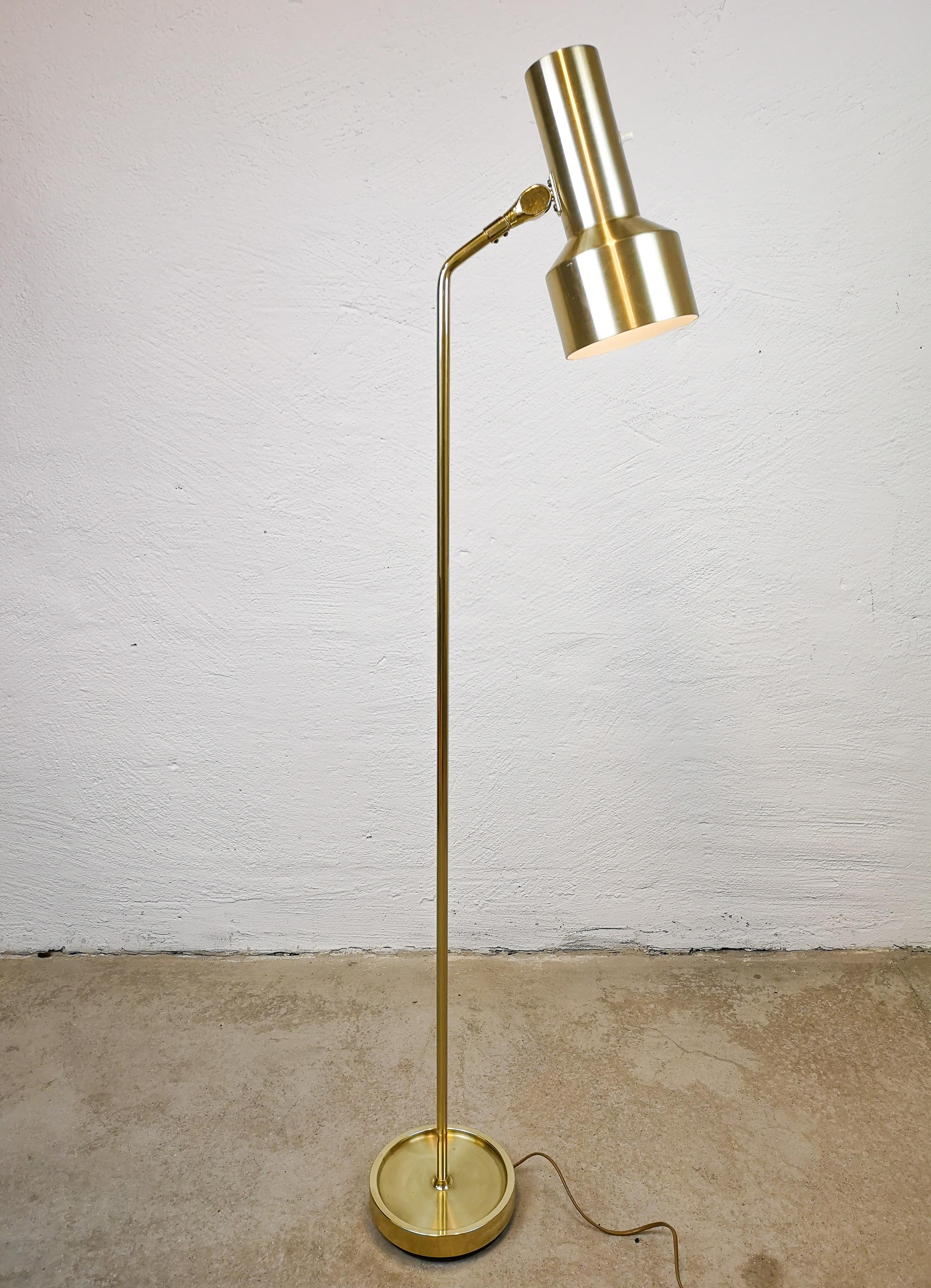 This neat brass floor lamp was produced in Sweden at Fagerhults Belysning in the late 1960s.
It’s flexible adjustable at the head and gives soft light, perfect to be a good looking reading lamp. 

Overall good working condition.

         