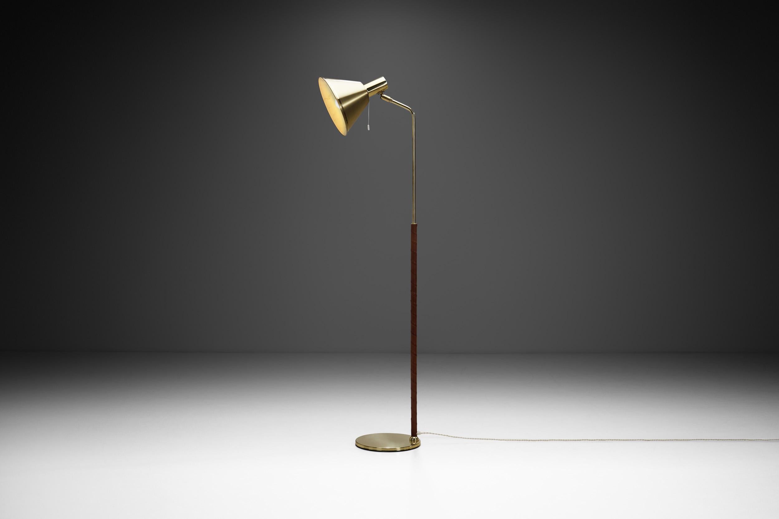 Mid-20th Century Swedish Brass Floor Lamp by Öia Belysning, Sweden, circa 1960s For Sale