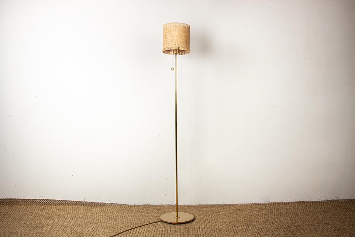 Lampada da terra svedese in ottone, base in ghisa, modello G 019 di Bergboms 1960. in vendita 4