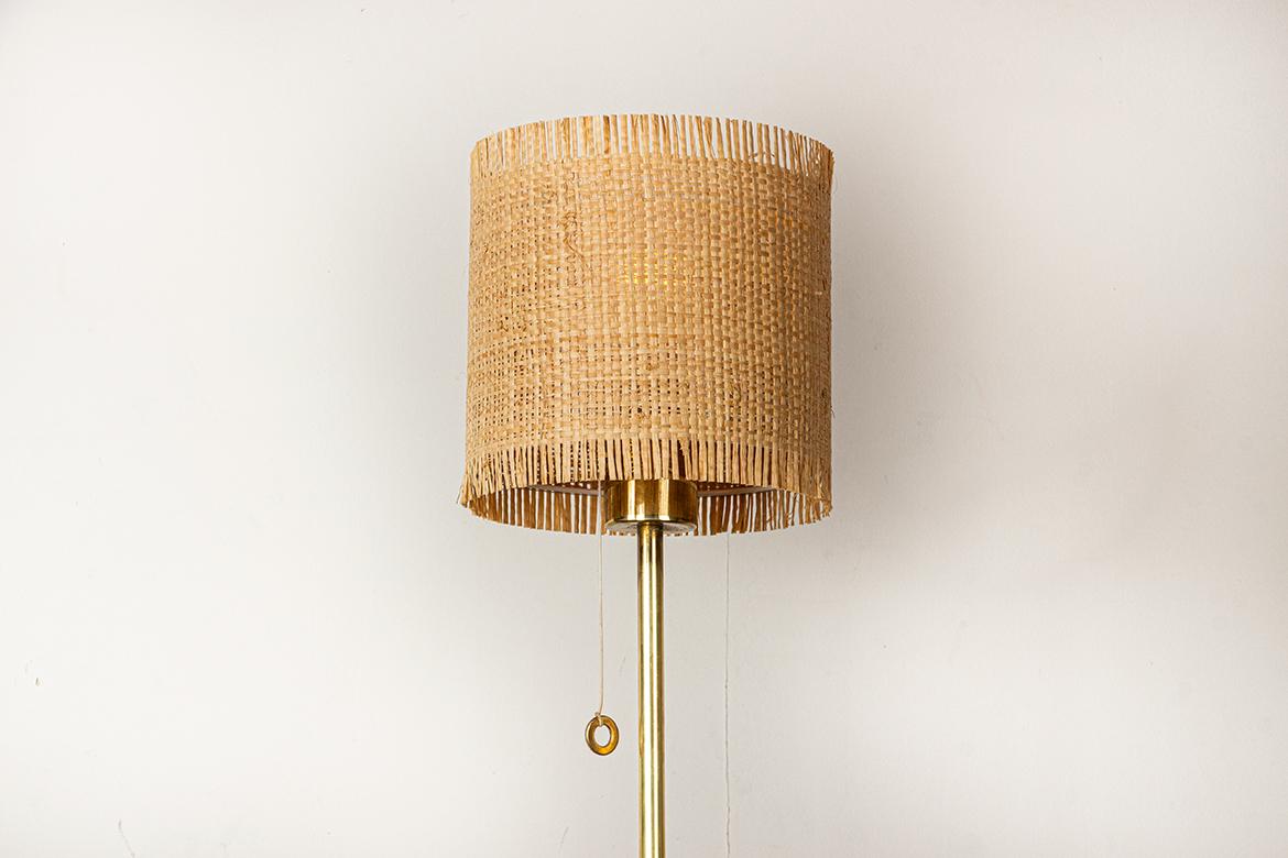Lampada da terra svedese in ottone, base in ghisa, modello G 019 di Bergboms 1960. in vendita 5