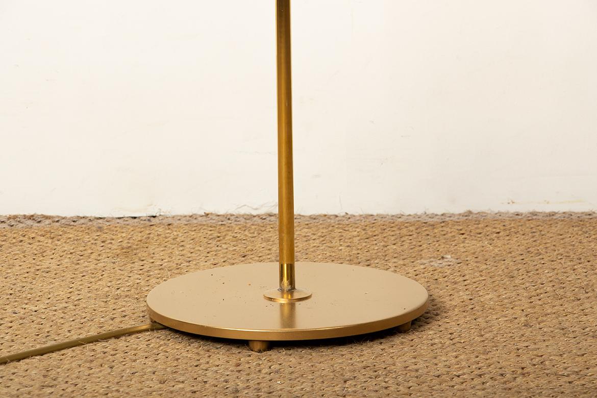 Lampada da terra svedese in ottone, base in ghisa, modello G 019 di Bergboms 1960. in vendita 6