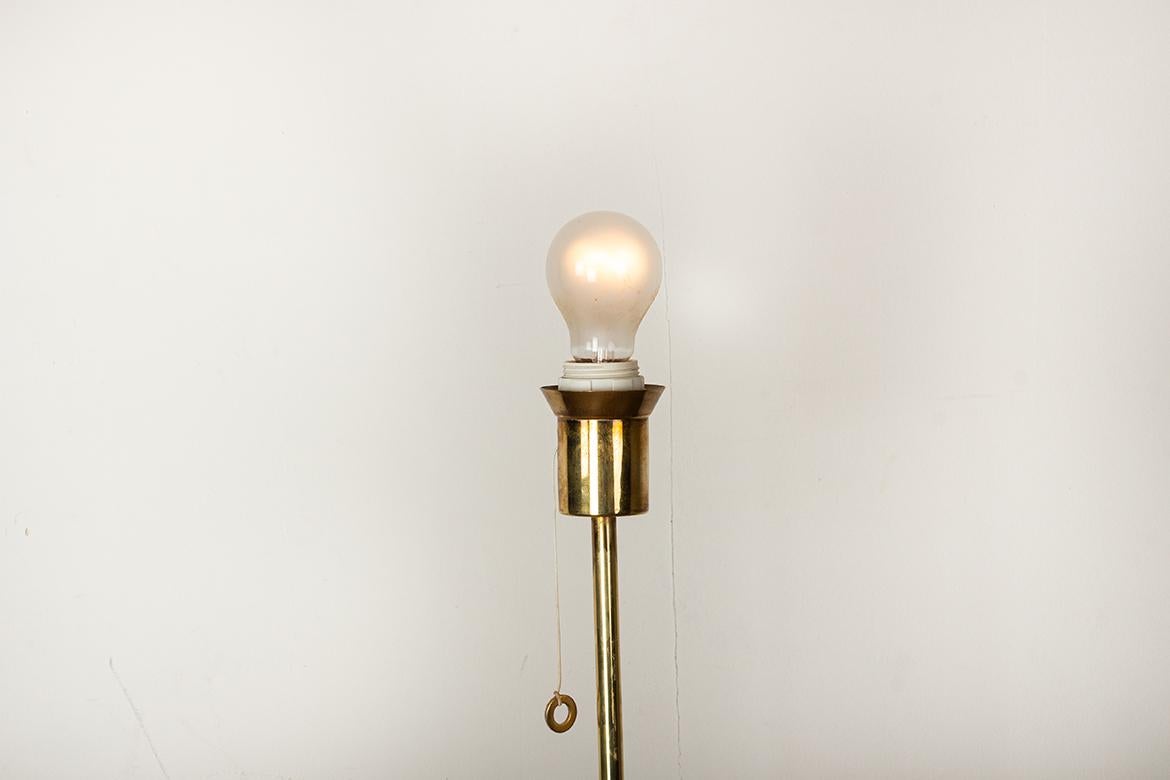 Lampada da terra svedese in ottone, base in ghisa, modello G 019 di Bergboms 1960. in vendita 7
