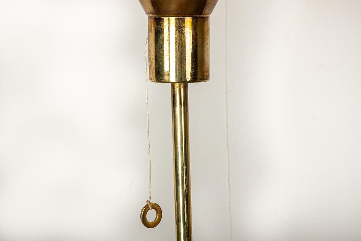 Lampada da terra svedese in ottone, base in ghisa, modello G 019 di Bergboms 1960. in vendita 8