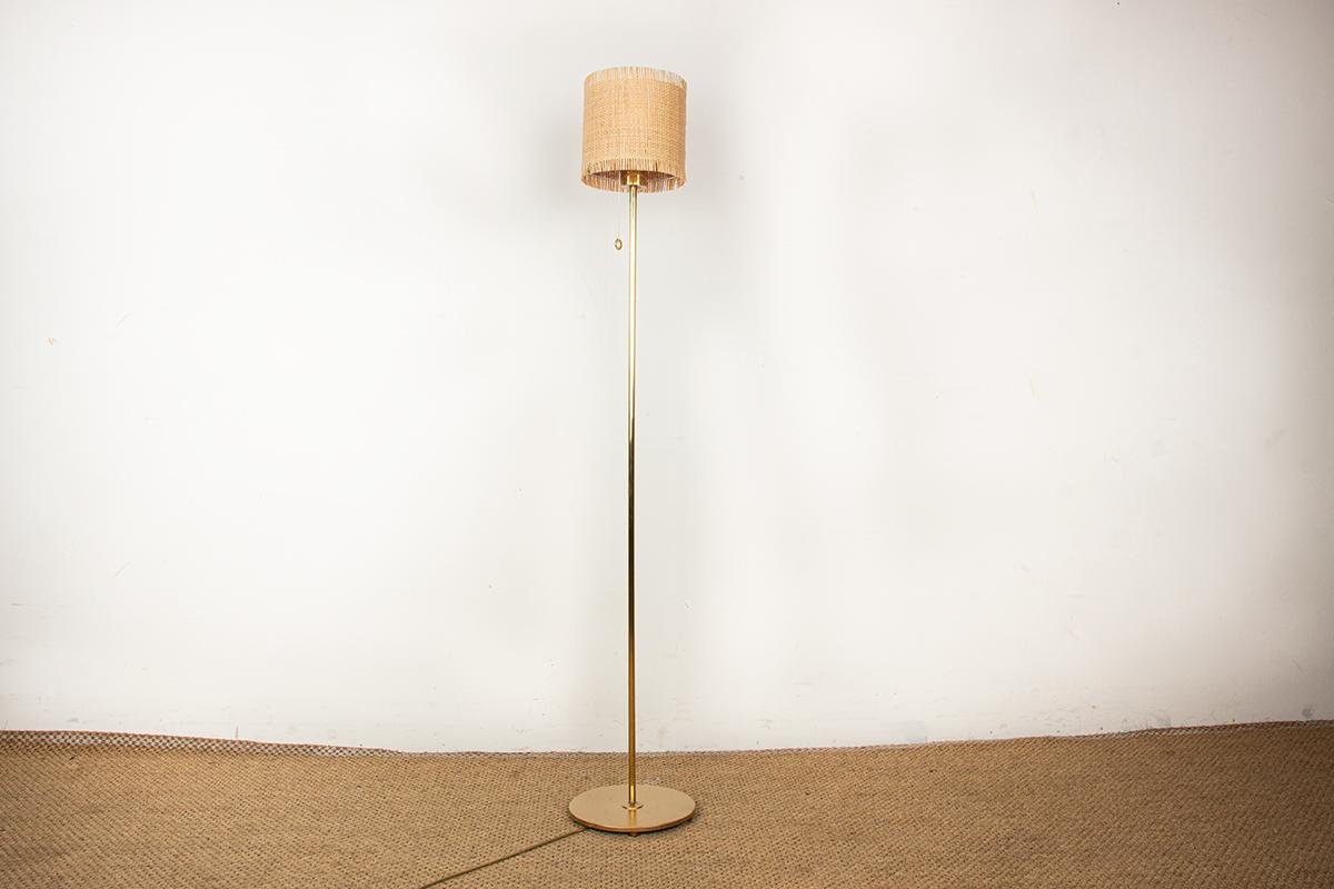 Splendida lampada da terra scandinava in ottone dal design elegante. Can può essere esposto con o senza paralume. Eccellente artigianato.

Designer: Bergboms.
Produttore: Bergboms.
Origine: Svezia.
Periodo: 1960
Condit: Ottime condizioni -