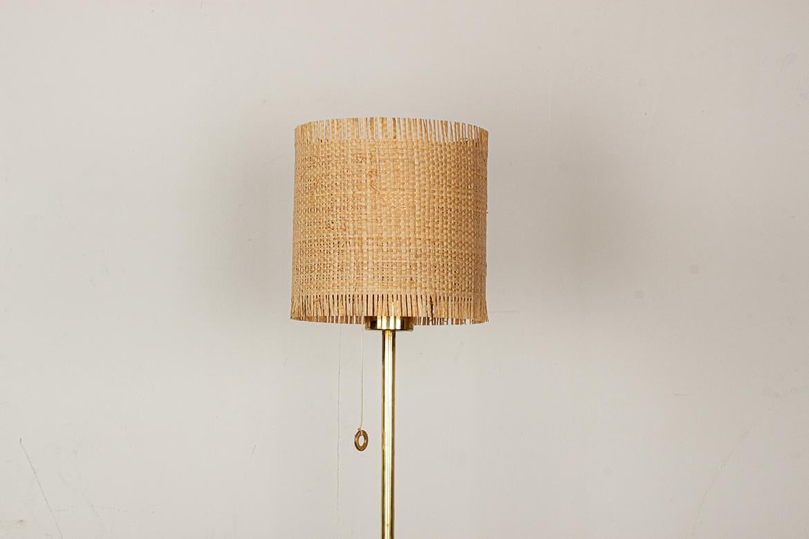 Scandinavo moderno Lampada da terra svedese in ottone, base in ghisa, modello G 019 di Bergboms 1960. in vendita