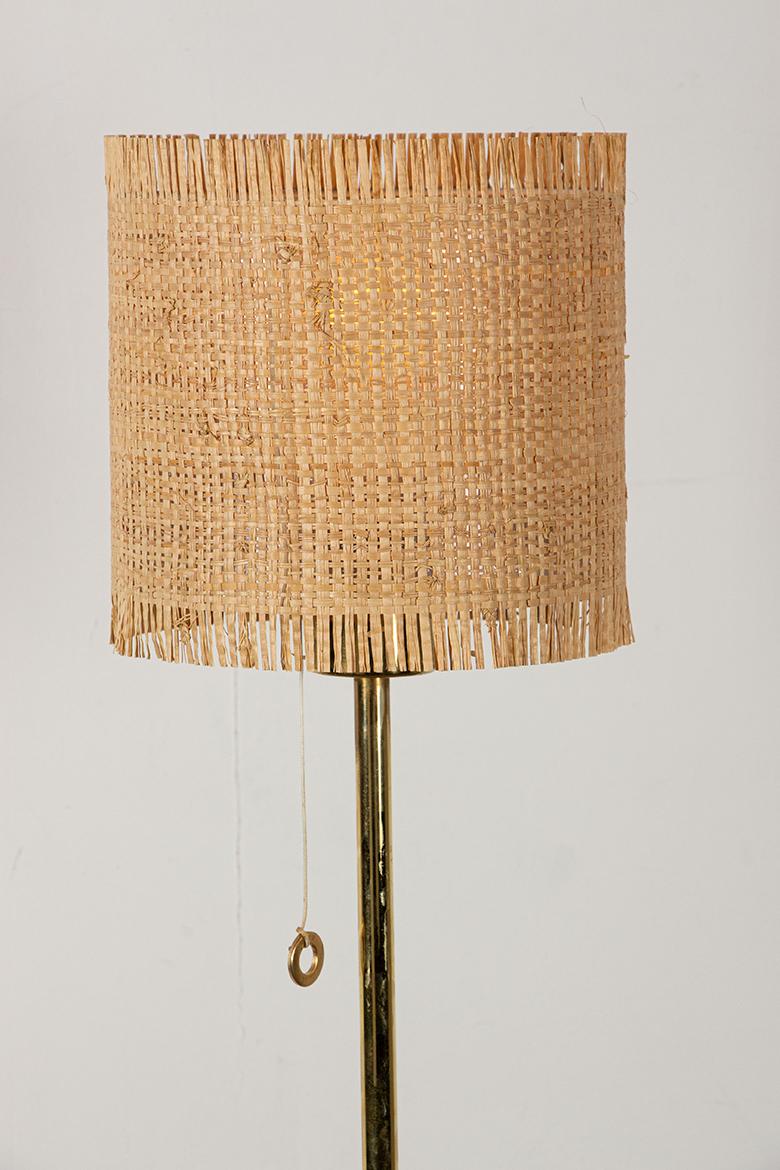 Lampada da terra svedese in ottone, base in ghisa, modello G 019 di Bergboms 1960. In condizioni ottime in vendita a JOINVILLE-LE-PONT, FR
